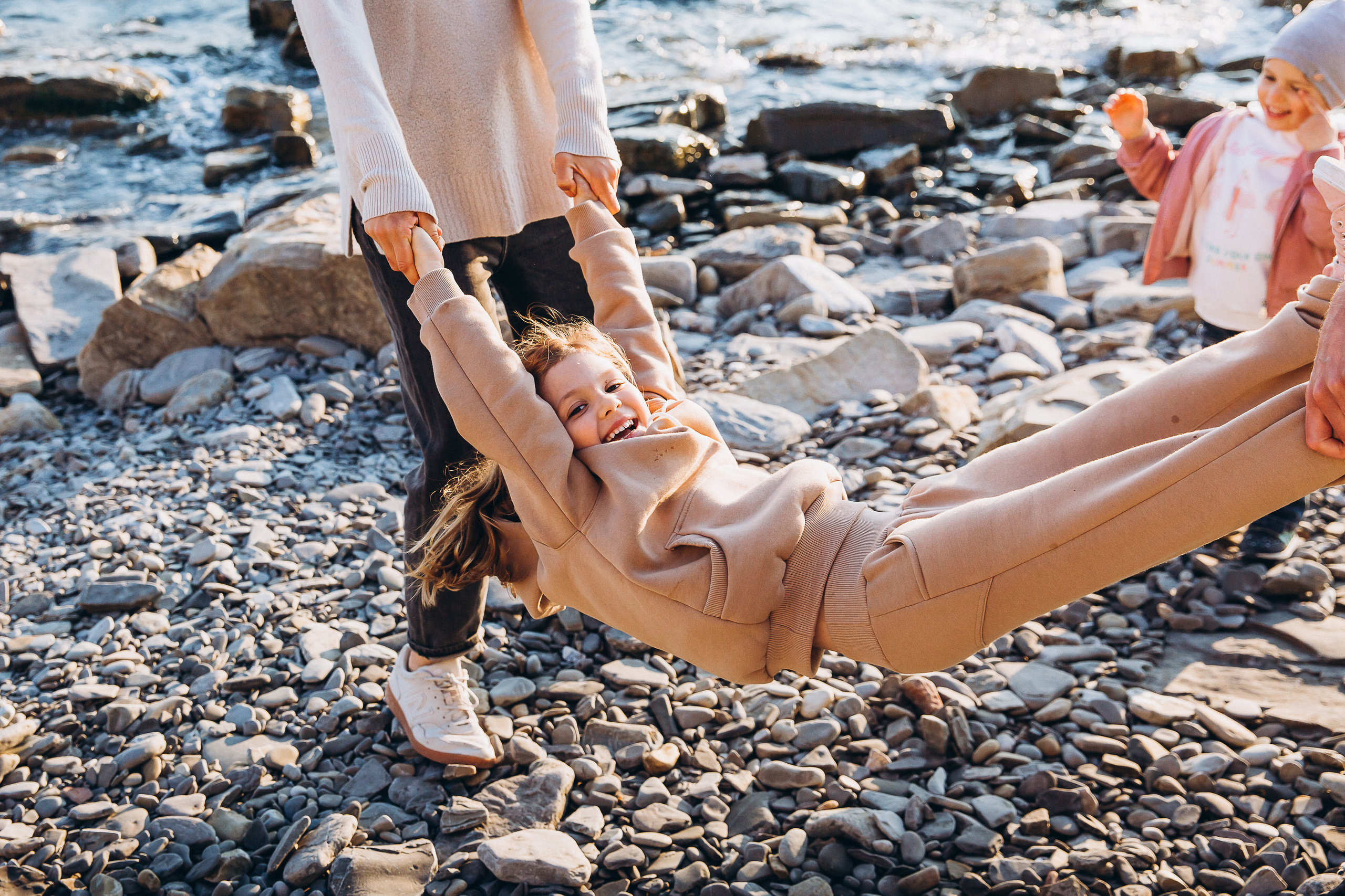 Гулять по склонам и греться под апрельским солнцем. Свадебный и семейный фотограф Анапа