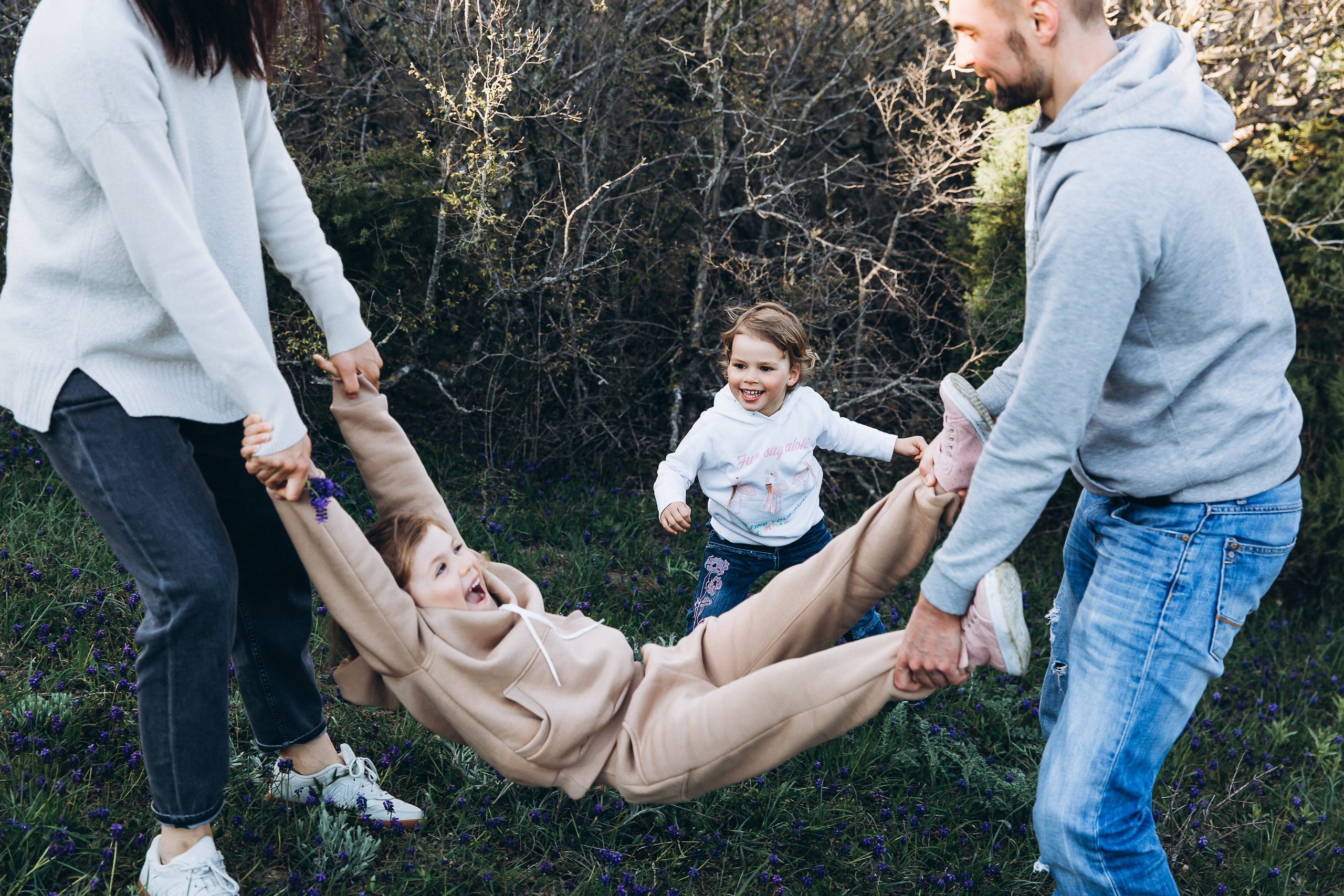 Гулять по склонам и греться под апрельским солнцем. Свадебный и семейный фотограф Анапа