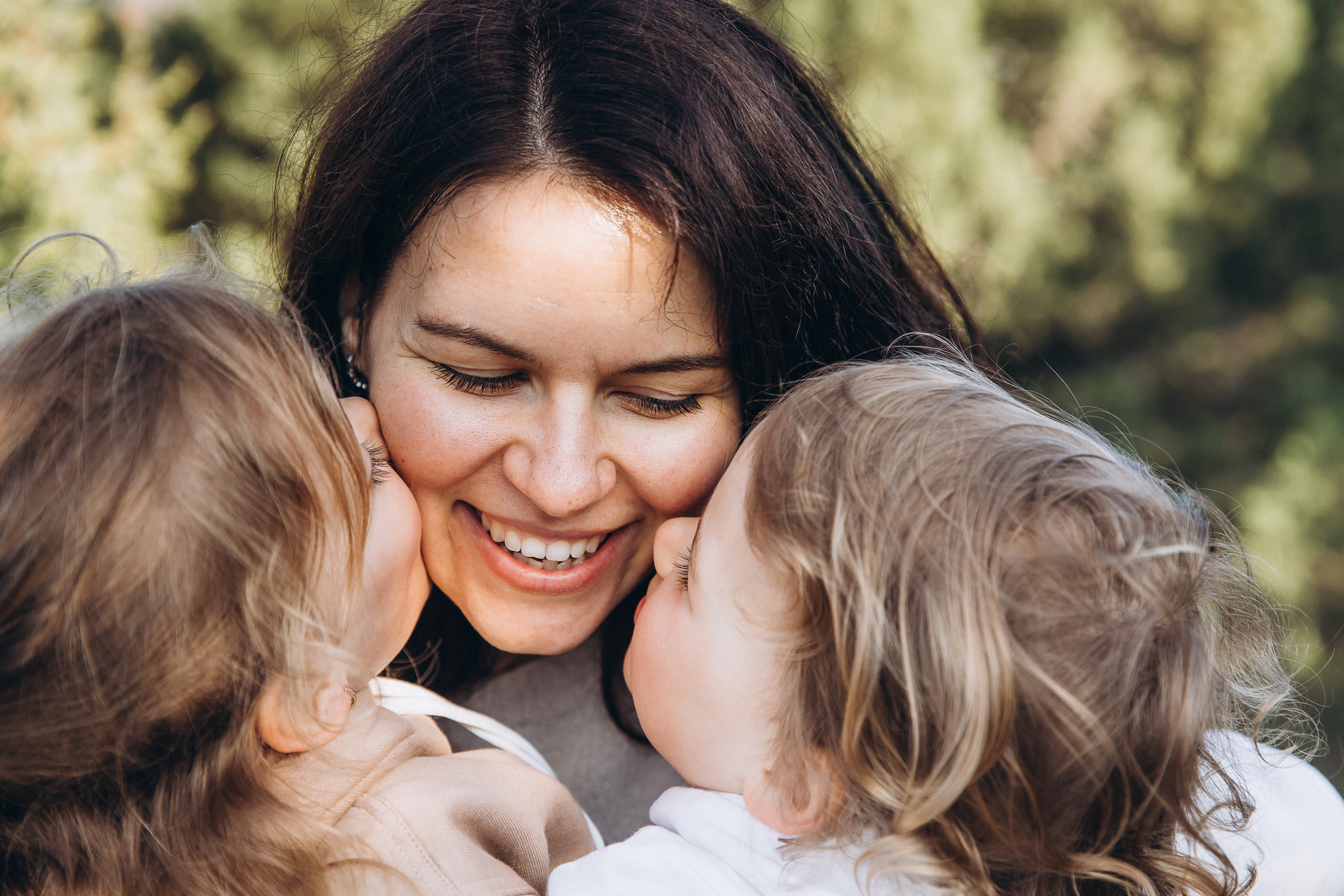 Гулять по склонам и греться под апрельским солнцем. Свадебный и семейный фотограф Анапа