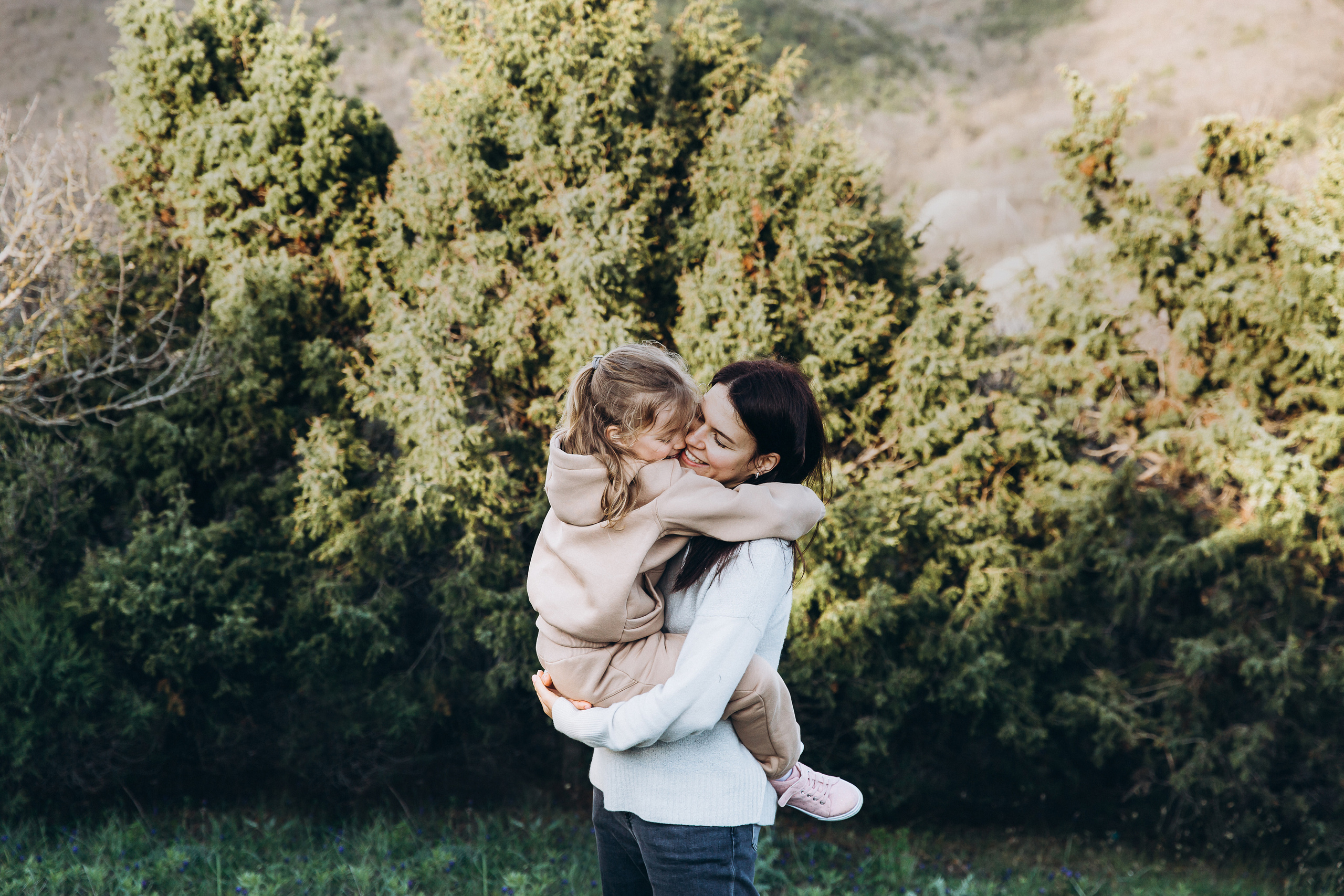 Гулять по склонам и греться под апрельским солнцем. Свадебный и семейный фотограф Анапа