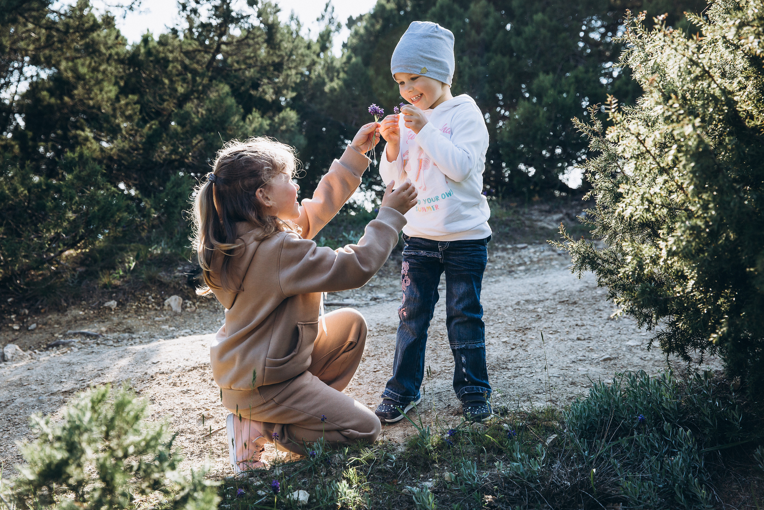 Гулять по склонам и греться под апрельским солнцем. Свадебный и семейный фотограф Анапа
