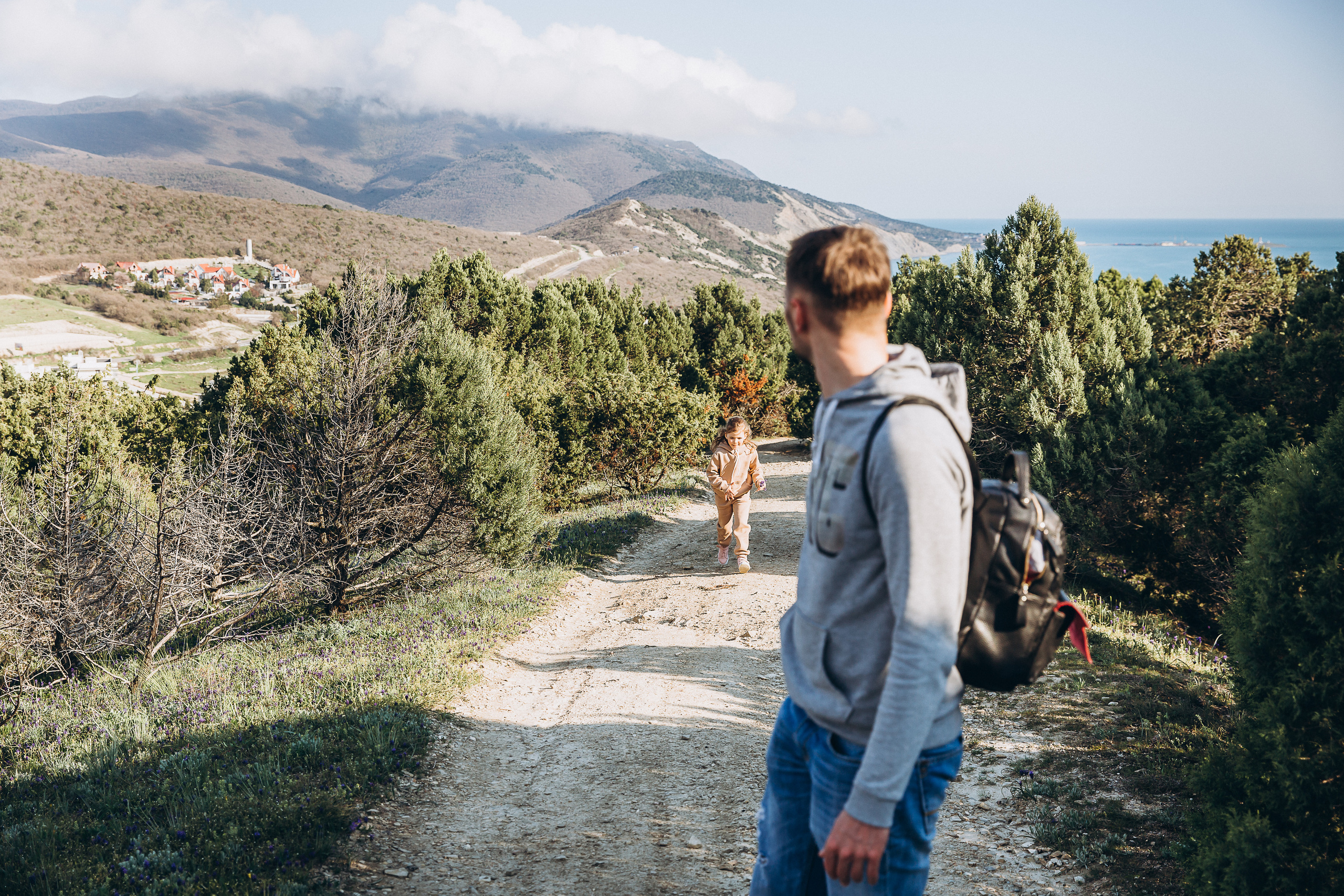 Гулять по склонам и греться под апрельским солнцем. Свадебный и семейный фотограф Анапа