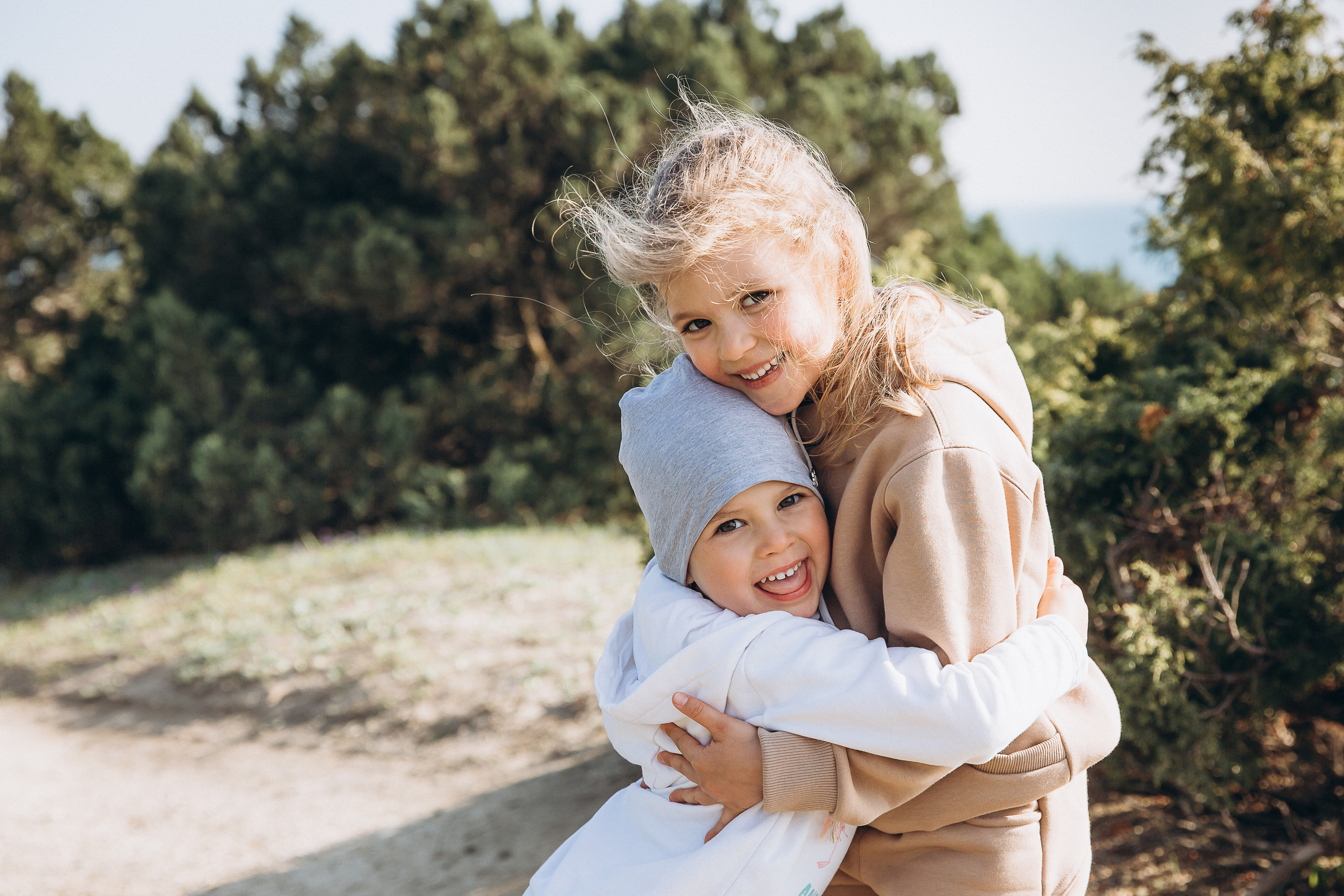 Гулять по склонам и греться под апрельским солнцем. Свадебный и семейный фотограф Анапа