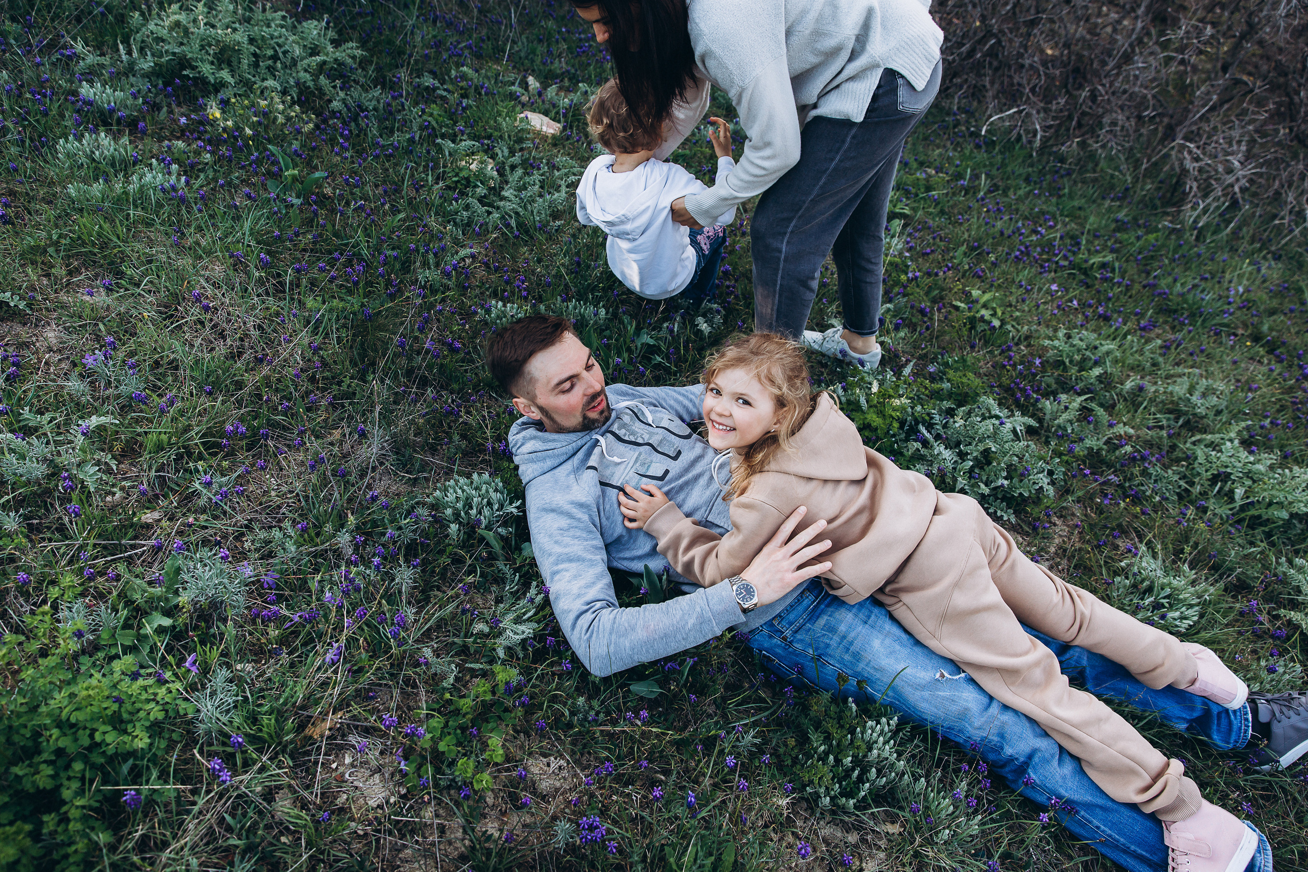 Гулять по склонам и греться под апрельским солнцем. Свадебный и семейный фотограф Анапа