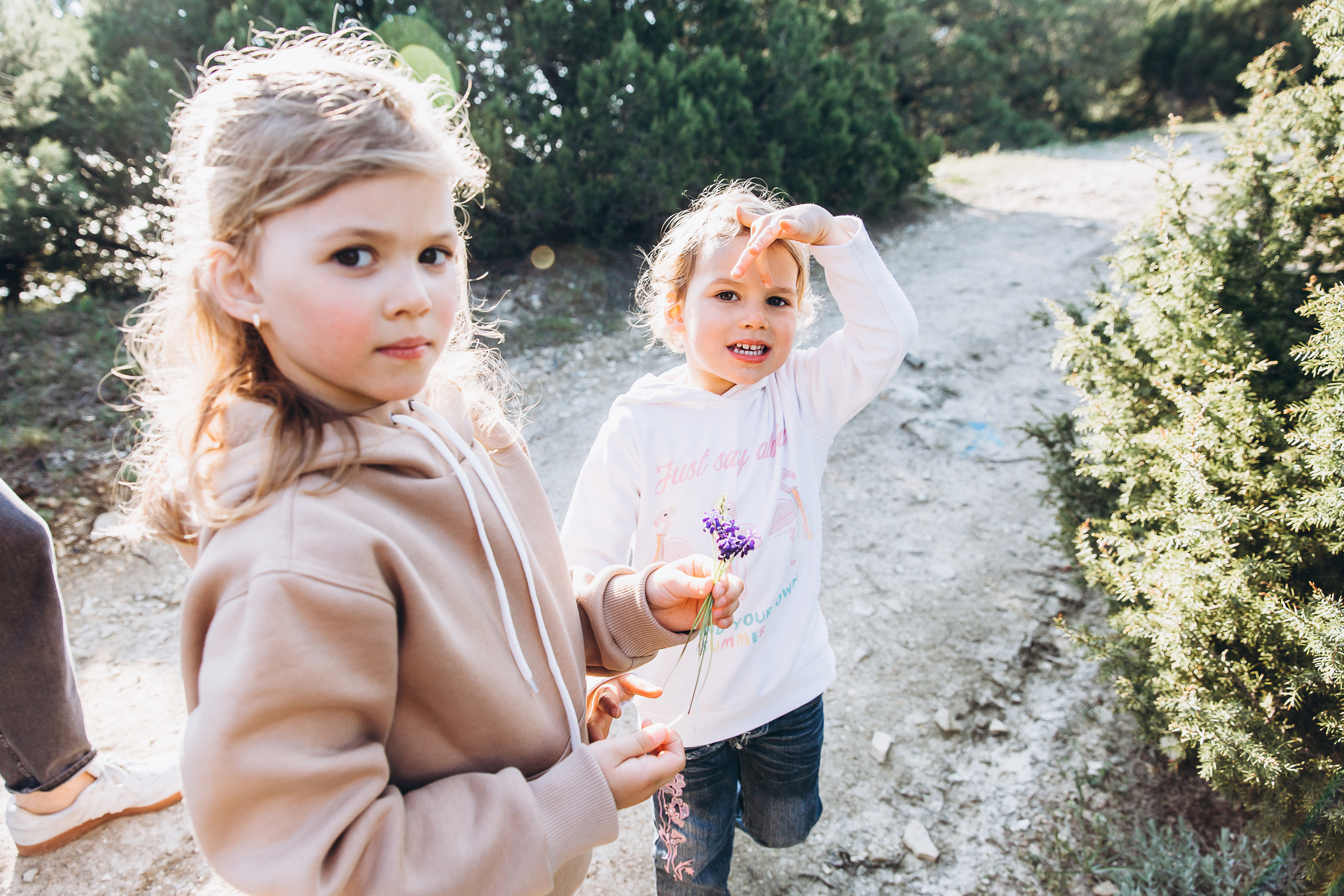 Гулять по склонам и греться под апрельским солнцем. Свадебный и семейный фотограф Анапа