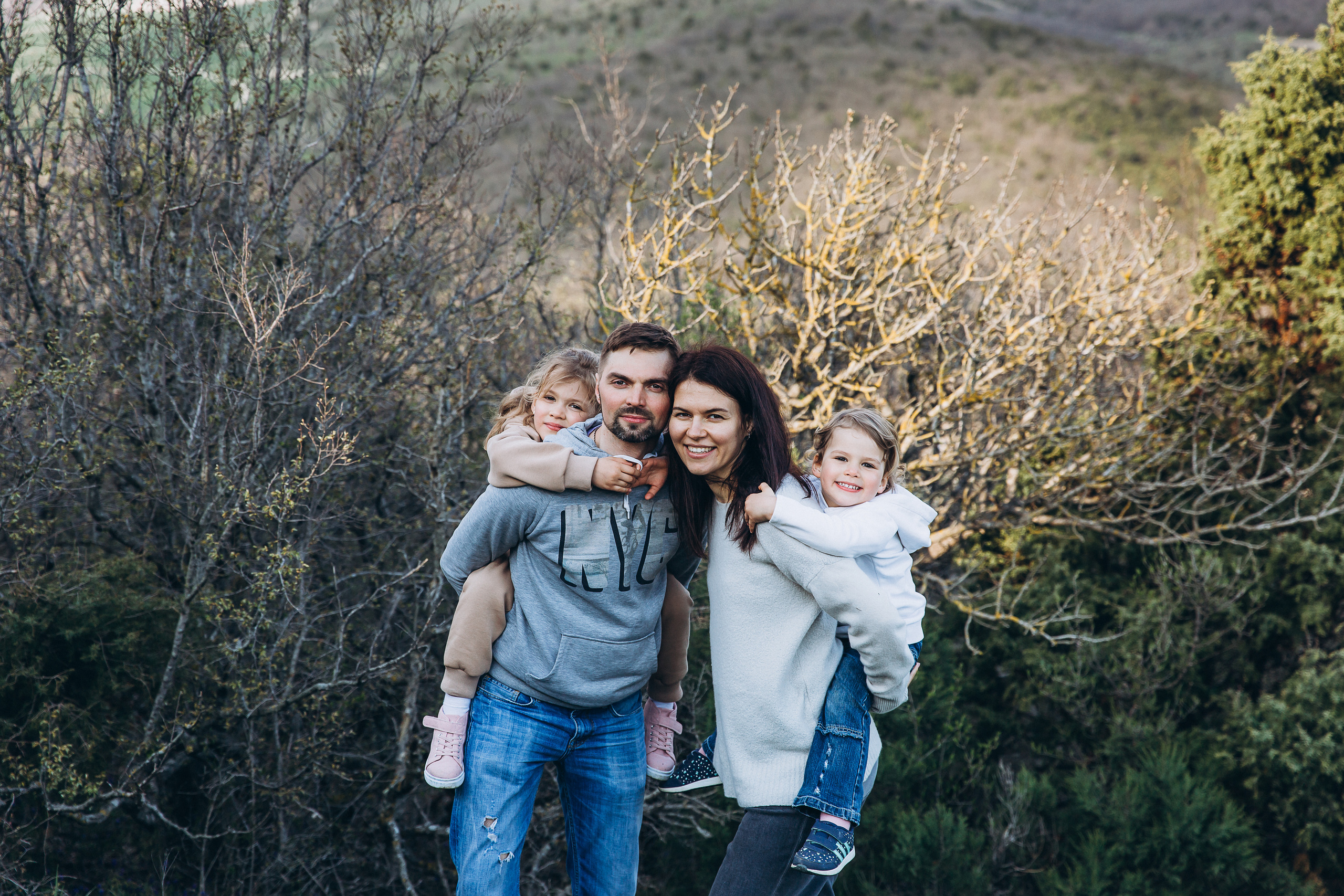 Гулять по склонам и греться под апрельским солнцем. Свадебный и семейный фотограф Анапа