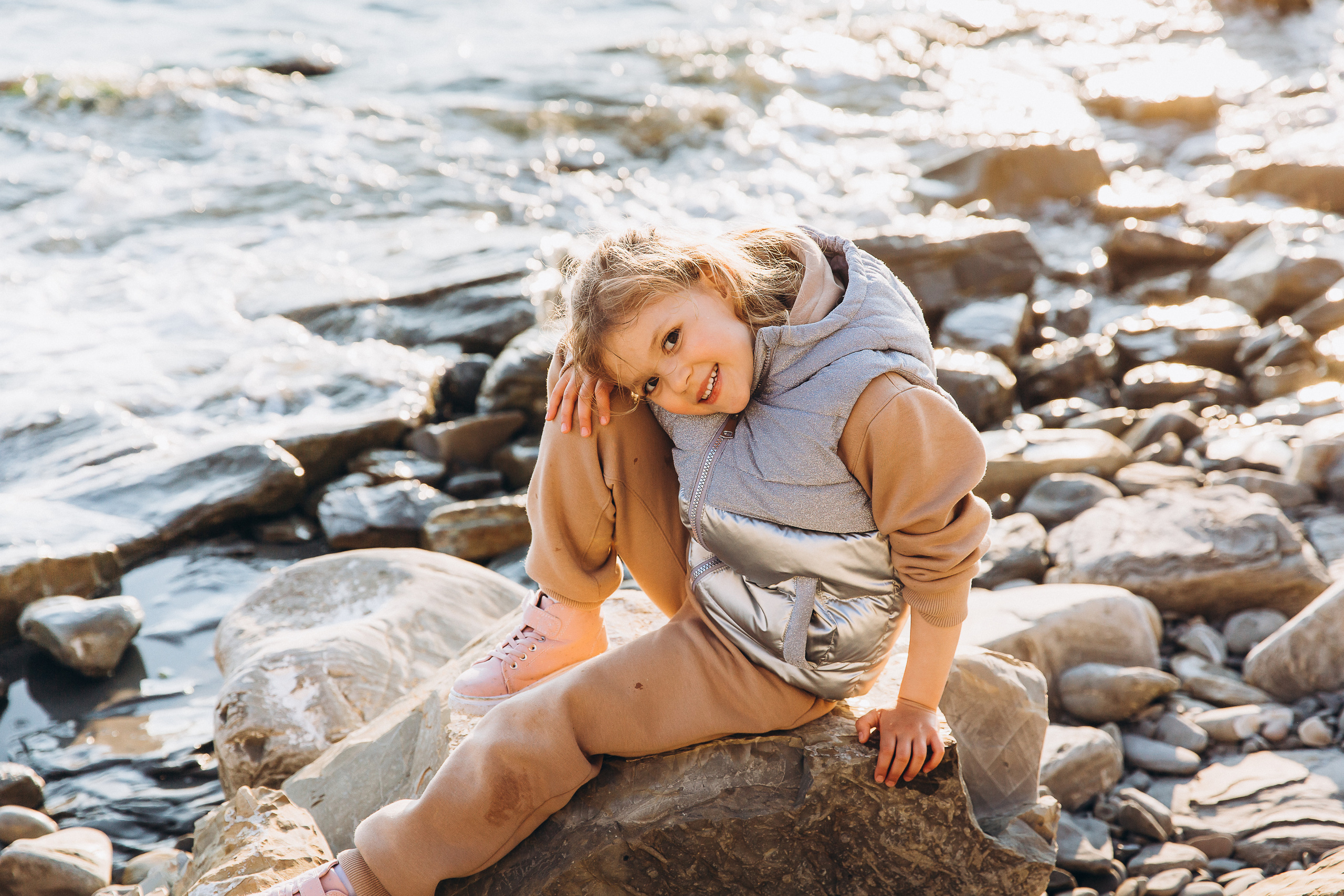 Гулять по склонам и греться под апрельским солнцем. Свадебный и семейный фотограф Анапа