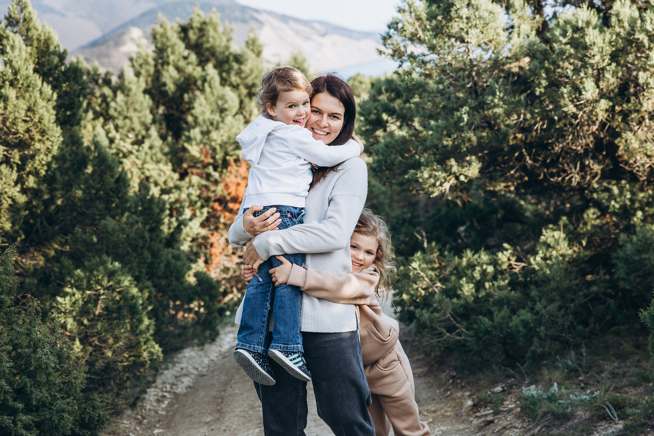 Гулять по склонам и греться под апрельским солнцем. Свадебный и семейный фотограф Анапа