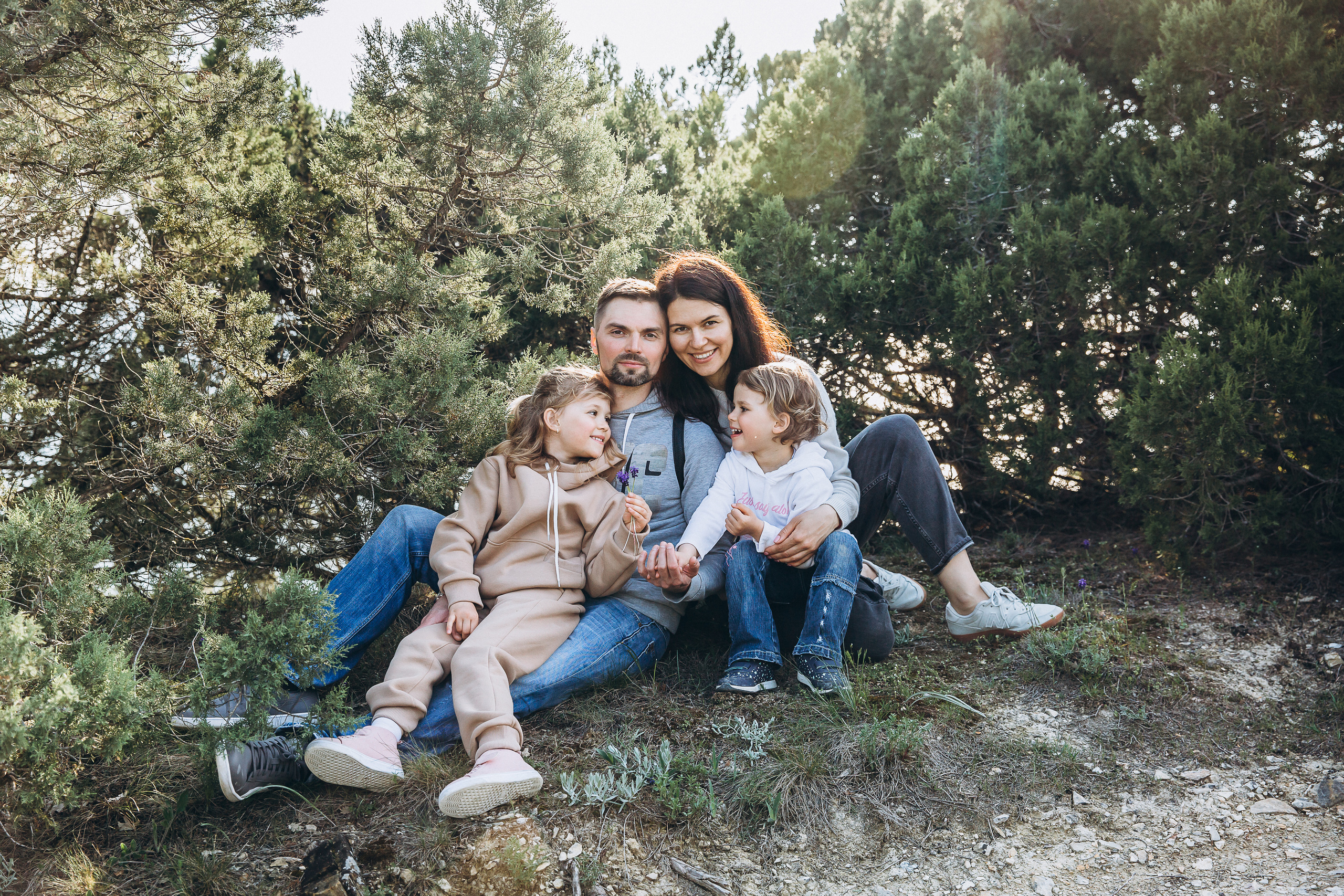 Гулять по склонам и греться под апрельским солнцем. Свадебный и семейный фотограф Анапа