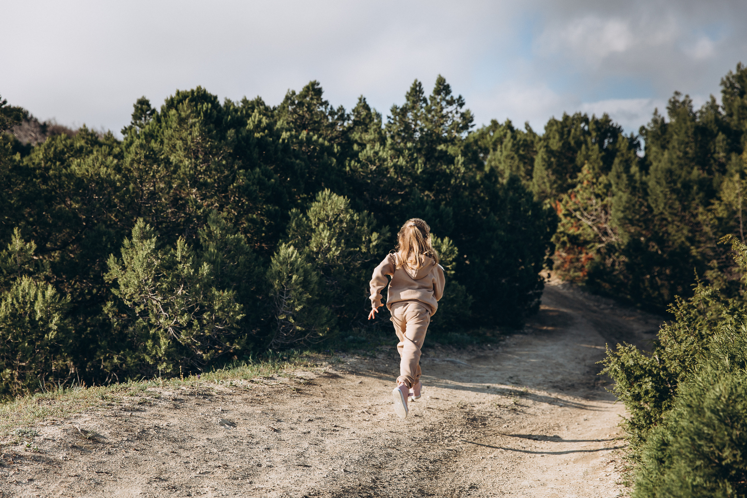Гулять по склонам и греться под апрельским солнцем. Свадебный и семейный фотограф Анапа