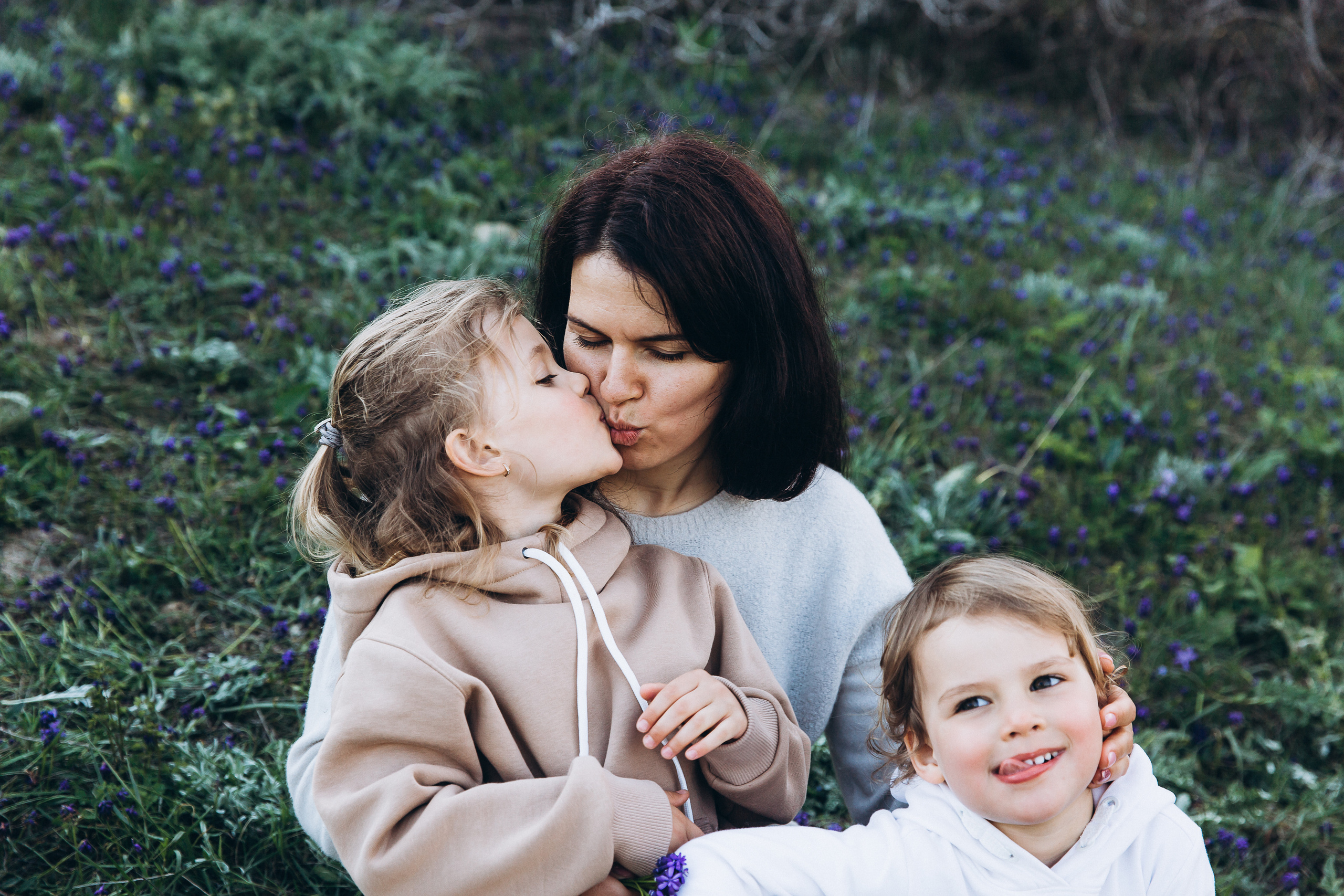 Гулять по склонам и греться под апрельским солнцем. Свадебный и семейный фотограф Анапа