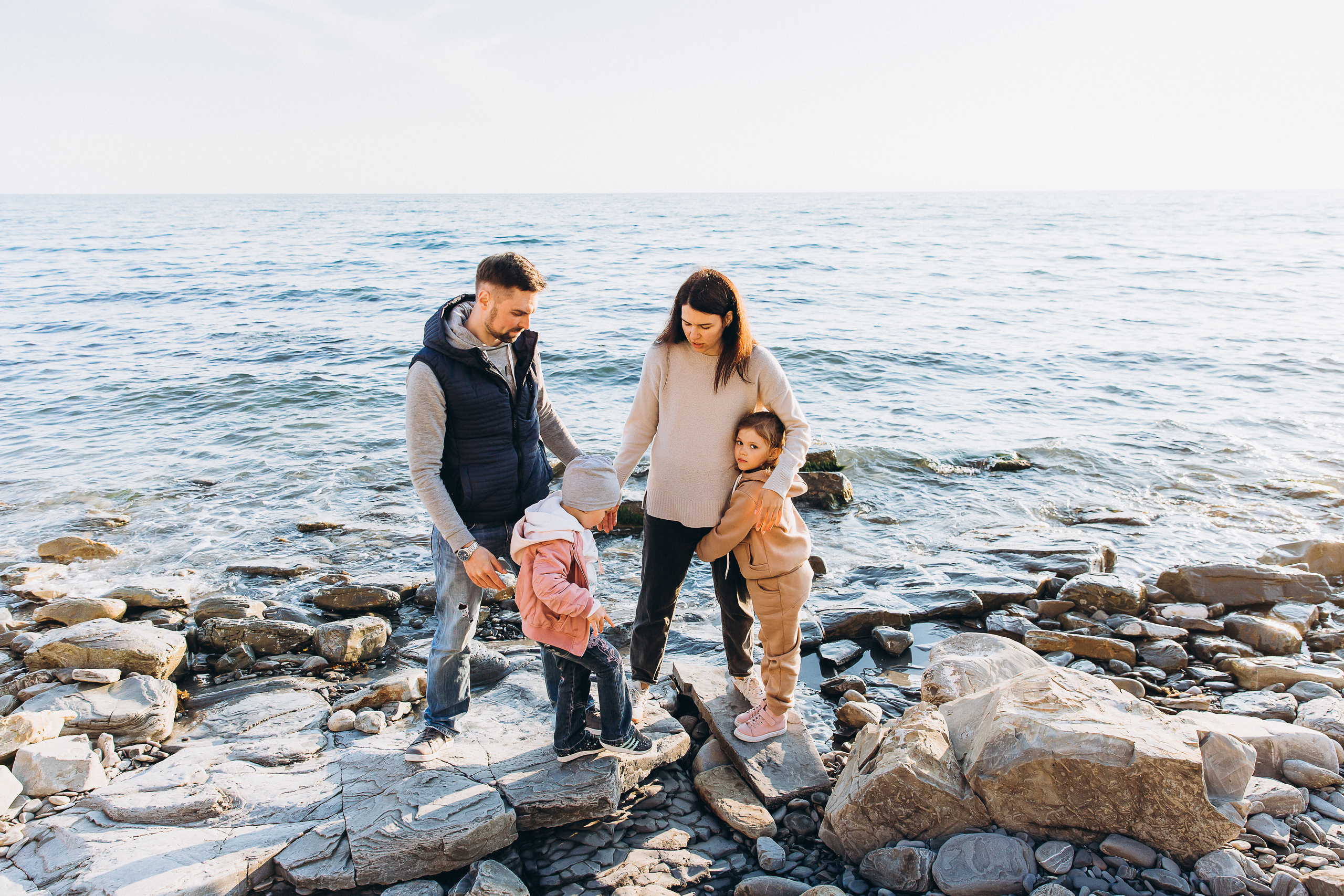 Гулять по склонам и греться под апрельским солнцем. Свадебный и семейный фотограф Анапа