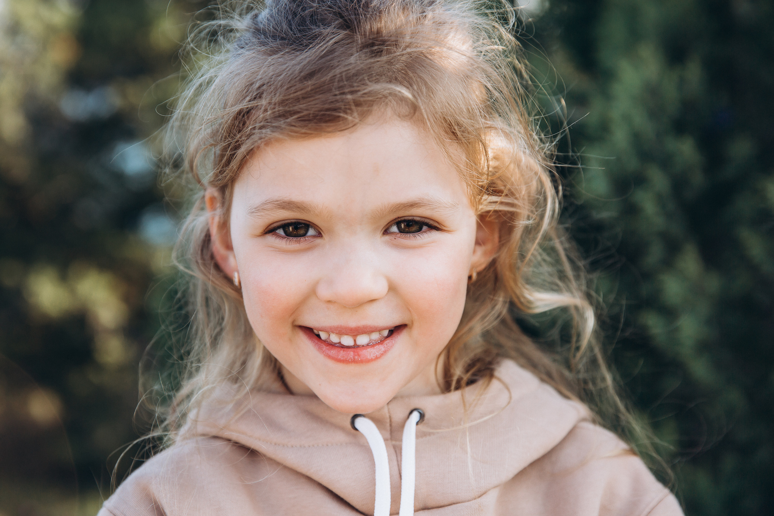 Гулять по склонам и греться под апрельским солнцем. Свадебный и семейный фотограф Анапа