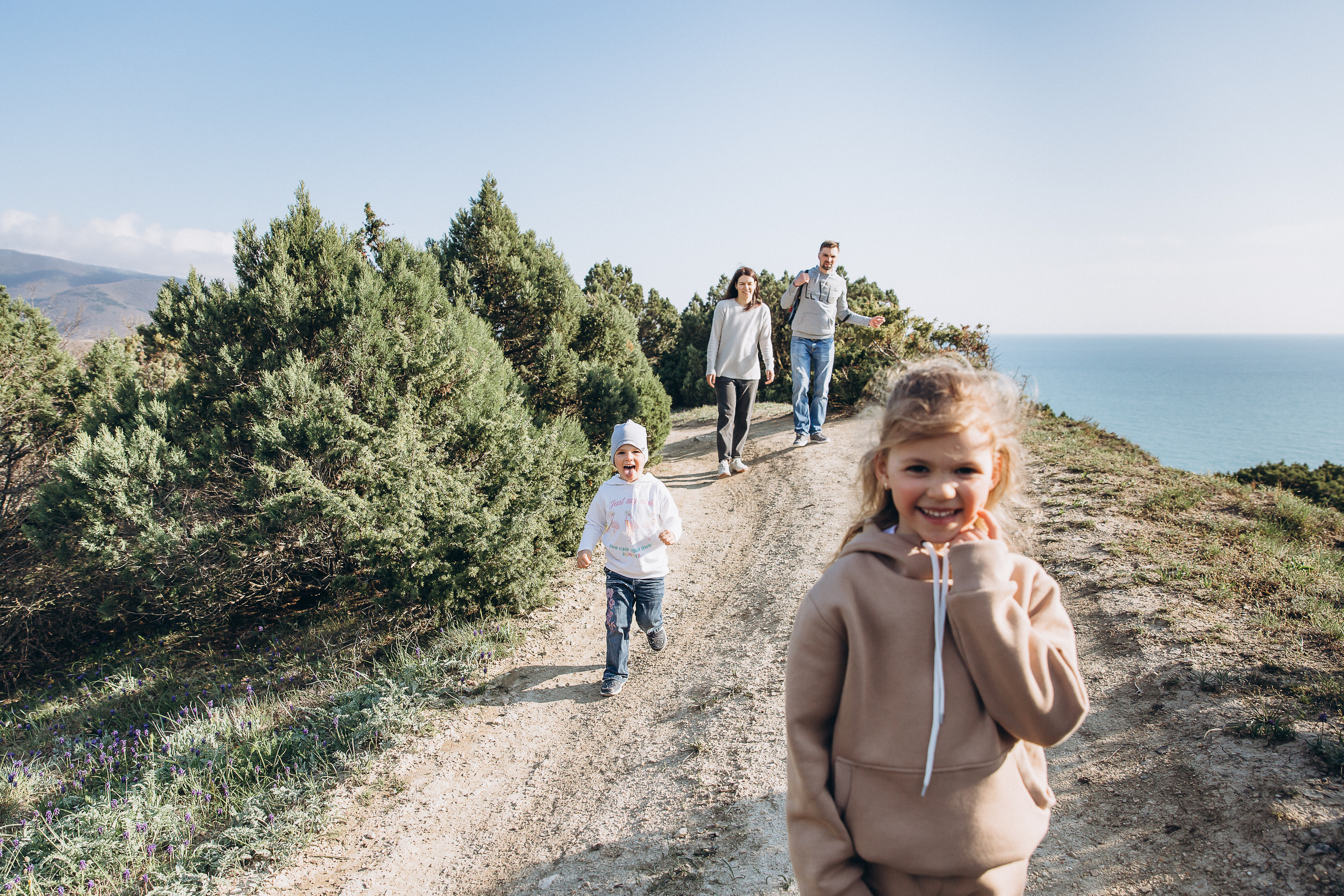 Гулять по склонам и греться под апрельским солнцем. Свадебный и семейный фотограф Анапа