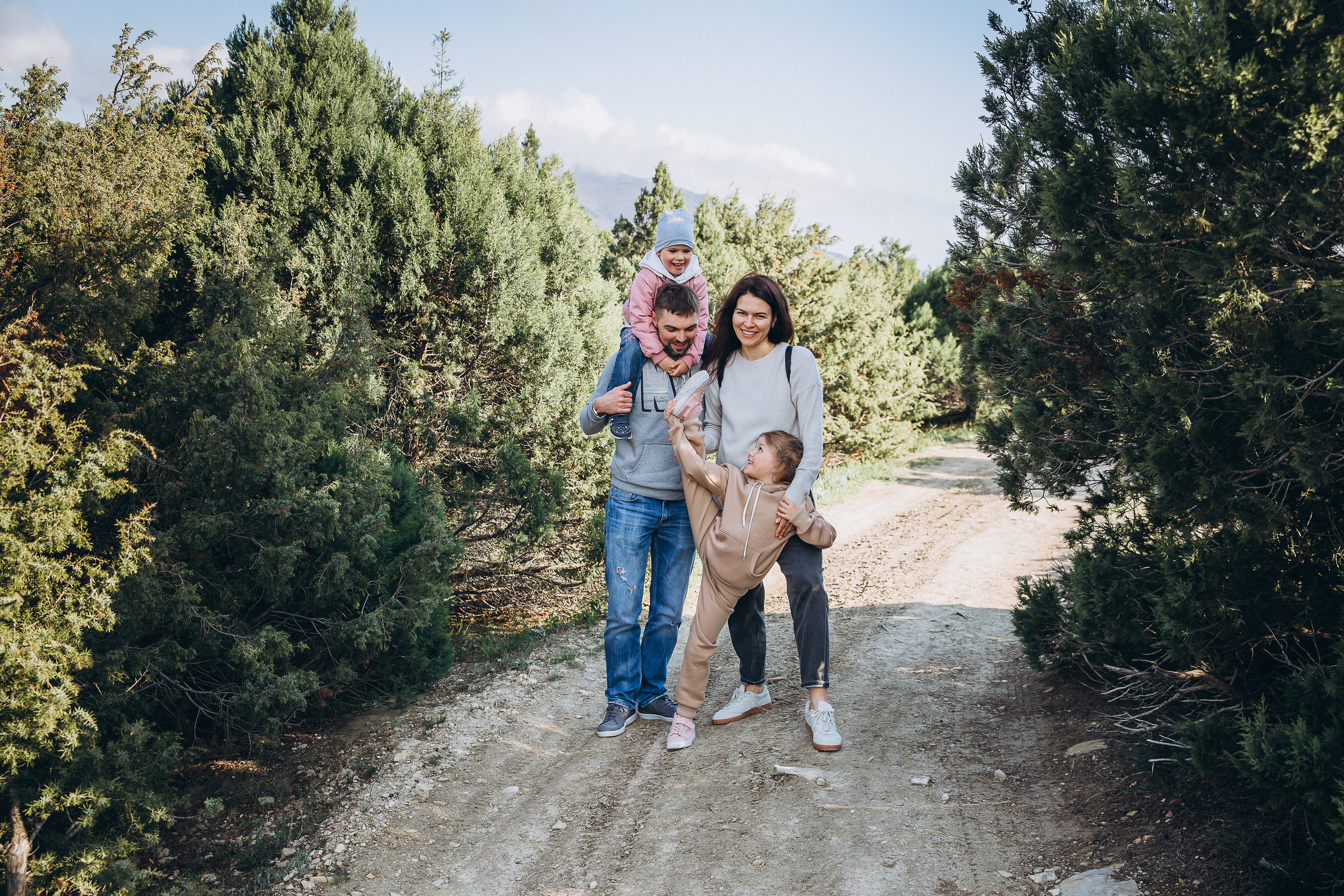 Гулять по склонам и греться под апрельским солнцем. Свадебный и семейный фотограф Анапа