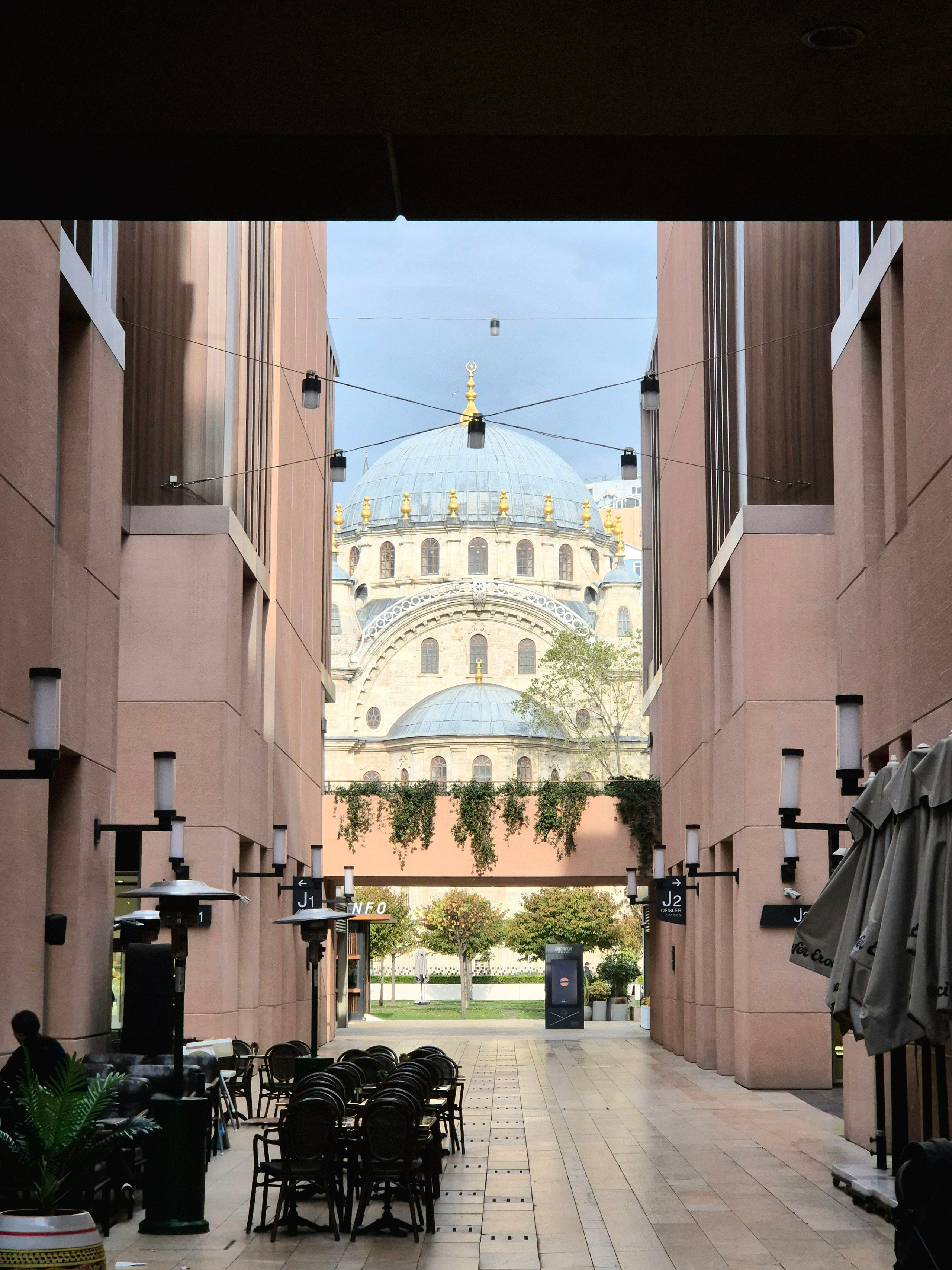 Стамбул - город контрастов. Люблю этот вид из Галатапорта