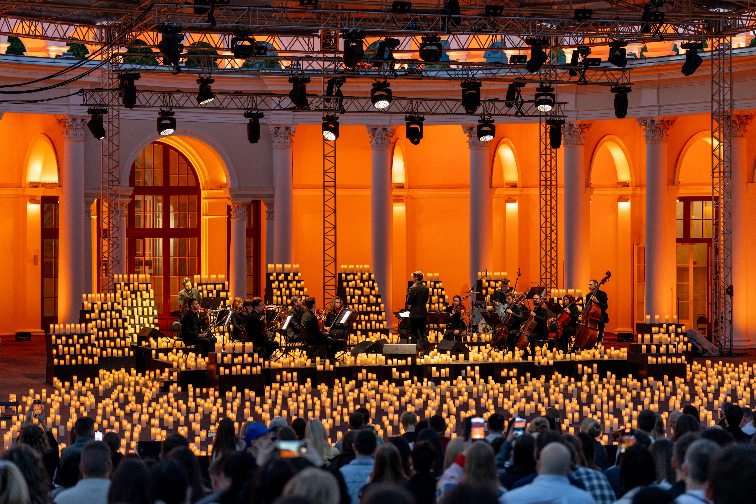 Симфонический оркестр Lumisfera при свечах. Фотограф Никита Комаров