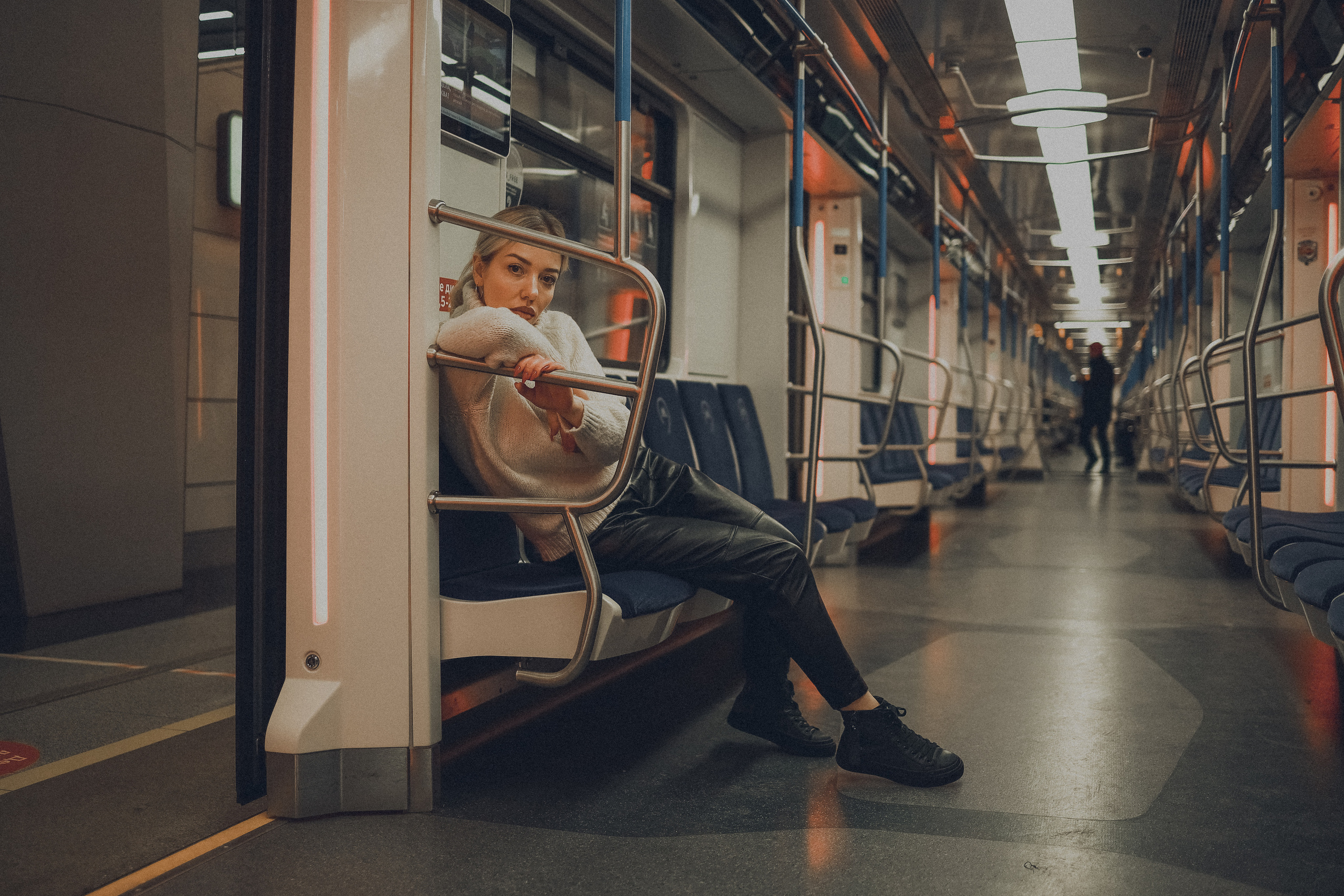 Натали, съемка в метро. Ангелина Богданова, междисциплинарная художница