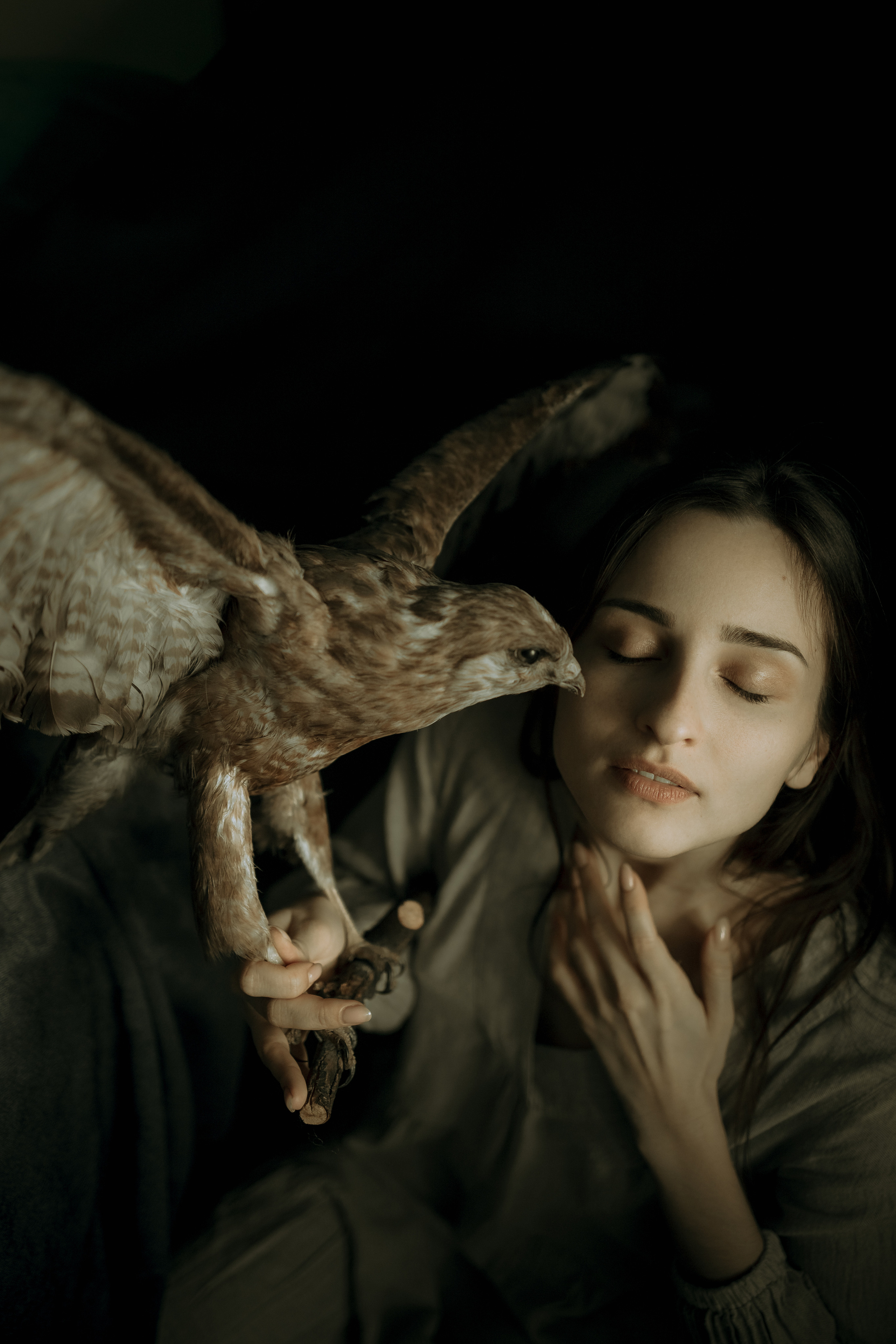 Девушка с соколом. Ангелина Богданова, междисциплинарная художница