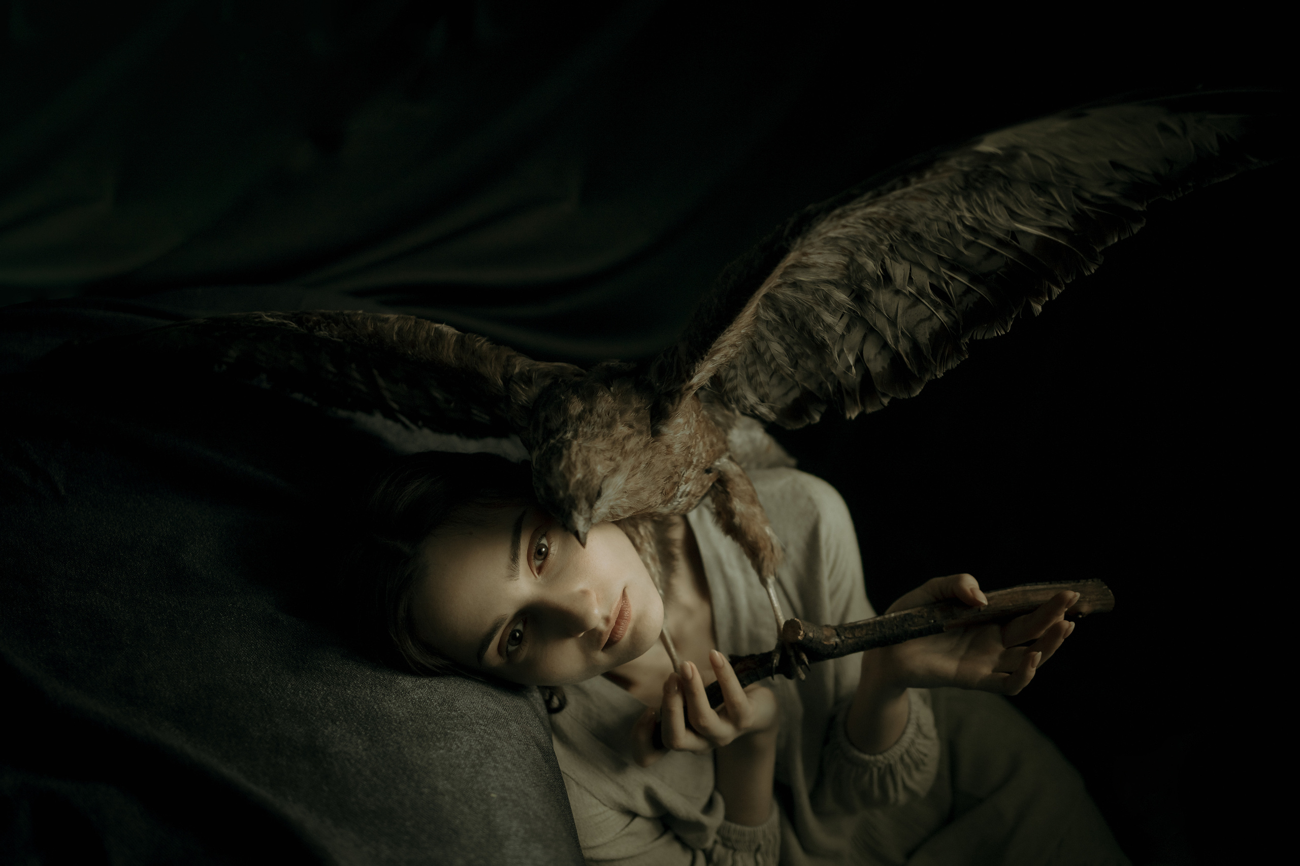 Девушка с соколом. Ангелина Богданова, междисциплинарная художница