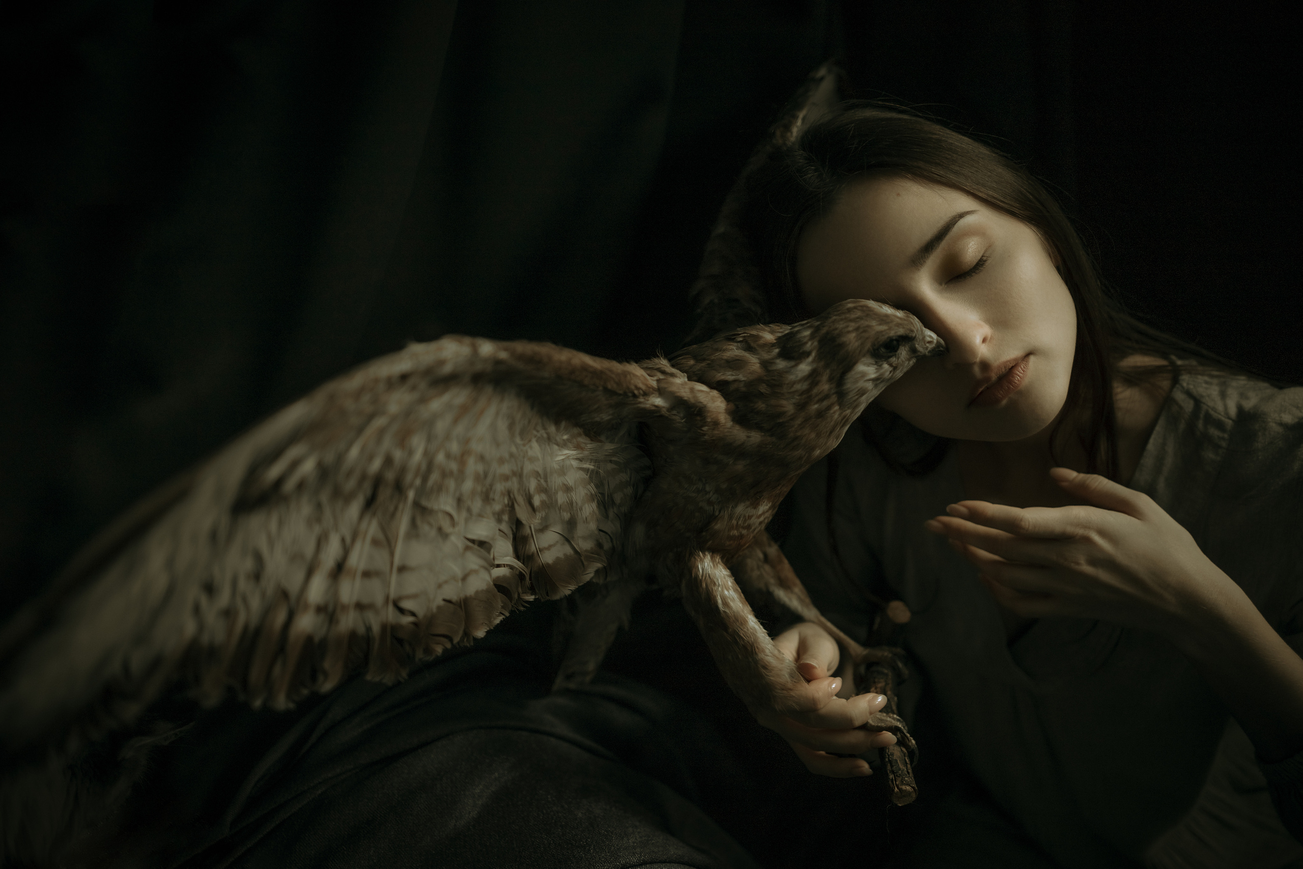 Девушка с соколом. Ангелина Богданова, междисциплинарная художница