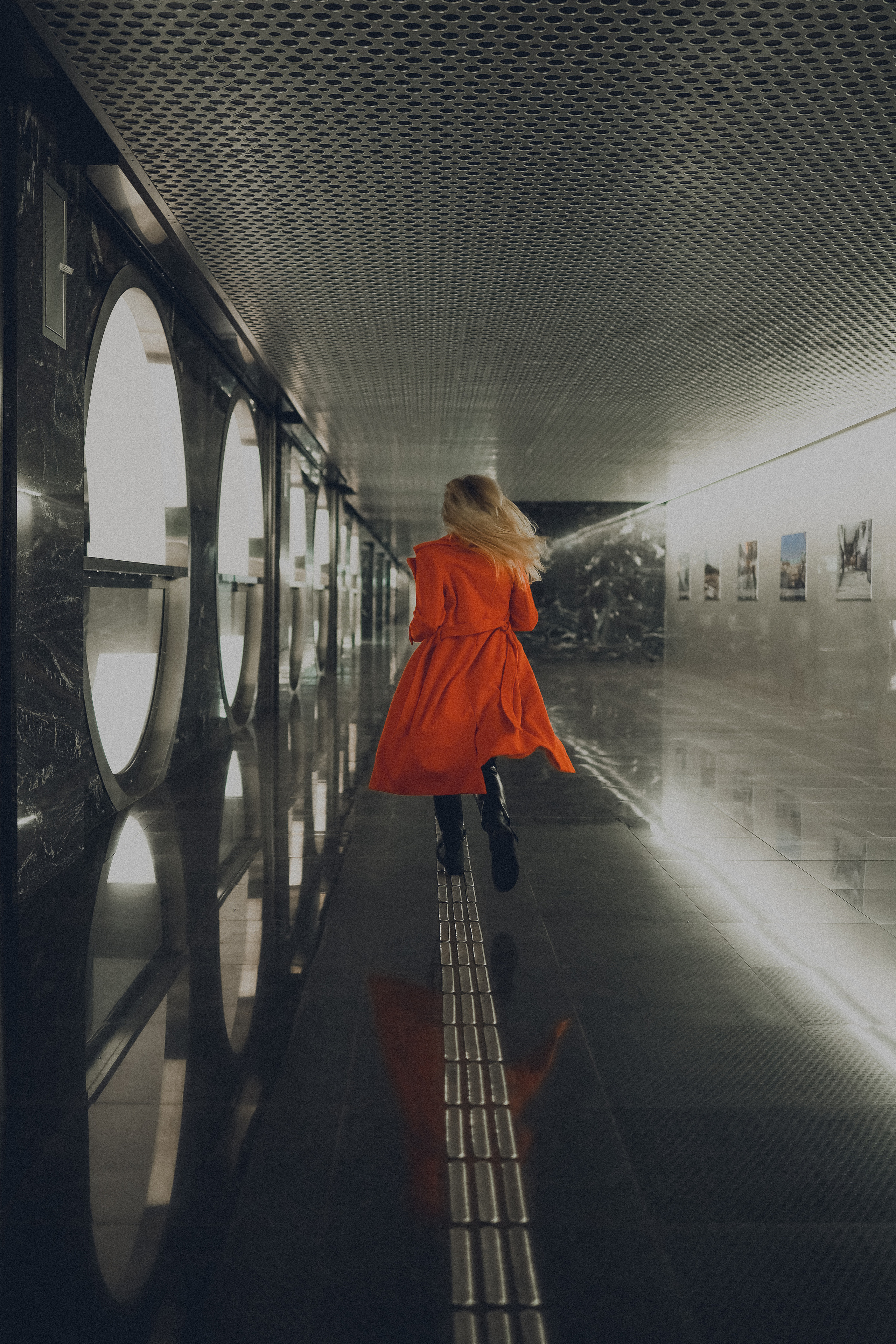 Натали, съемка в метро. Ангелина Богданова, междисциплинарная художница