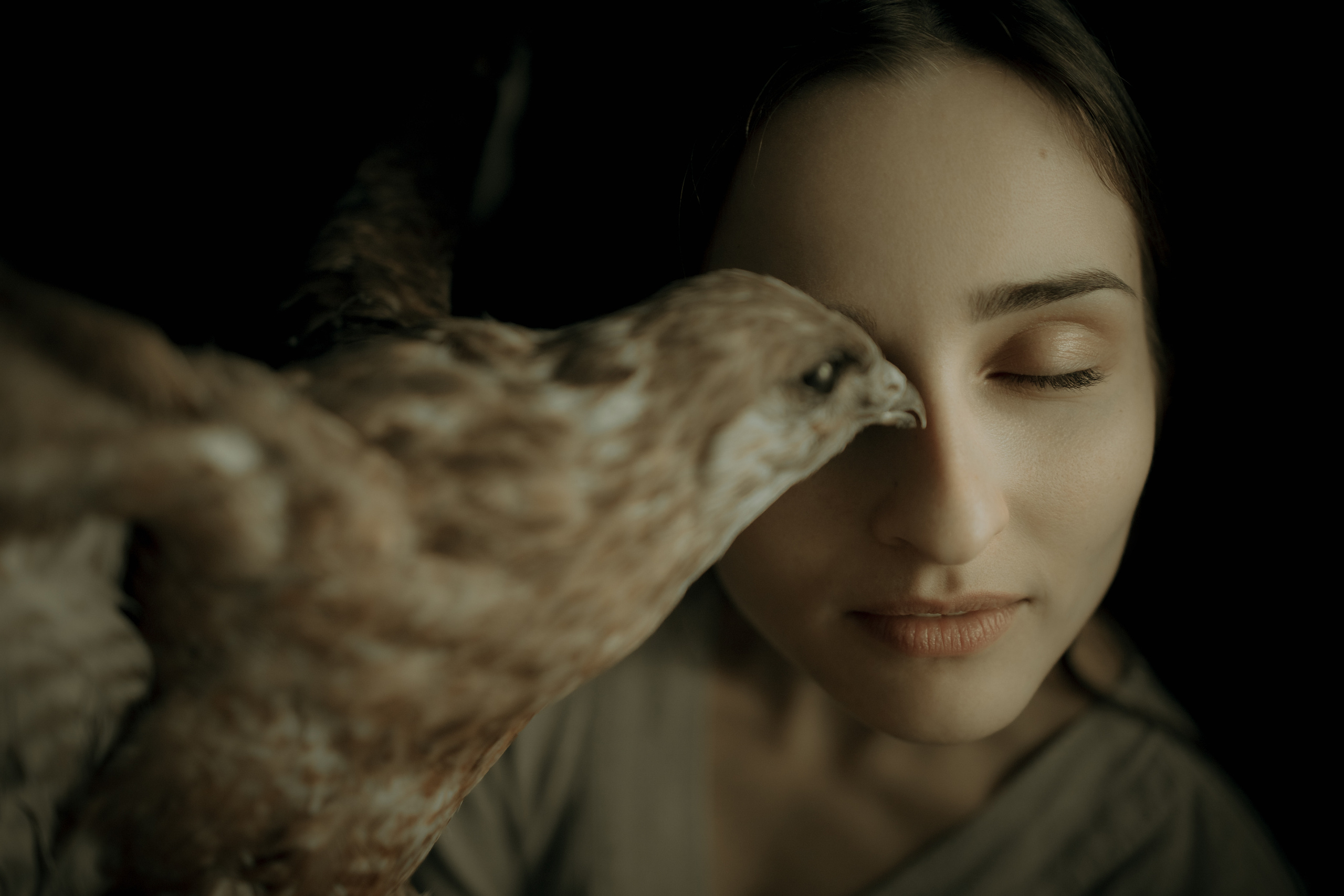 Девушка с соколом. Ангелина Богданова, междисциплинарная художница