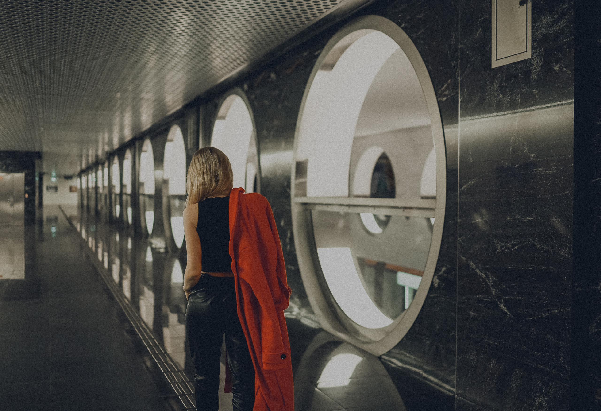 Натали, съемка в метро. Ангелина Богданова, междисциплинарная художница