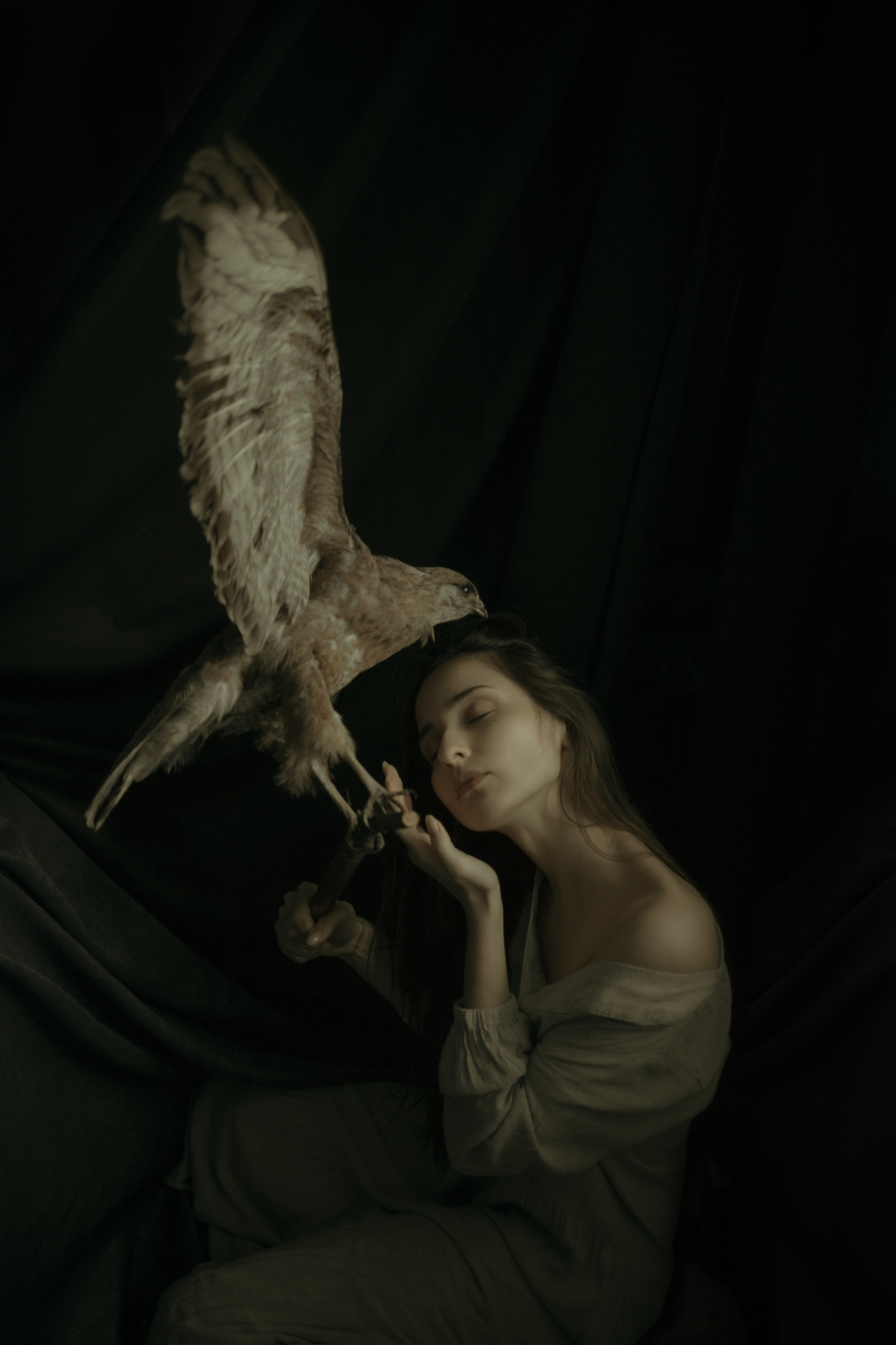 Девушка с соколом. Ангелина Богданова, междисциплинарная художница