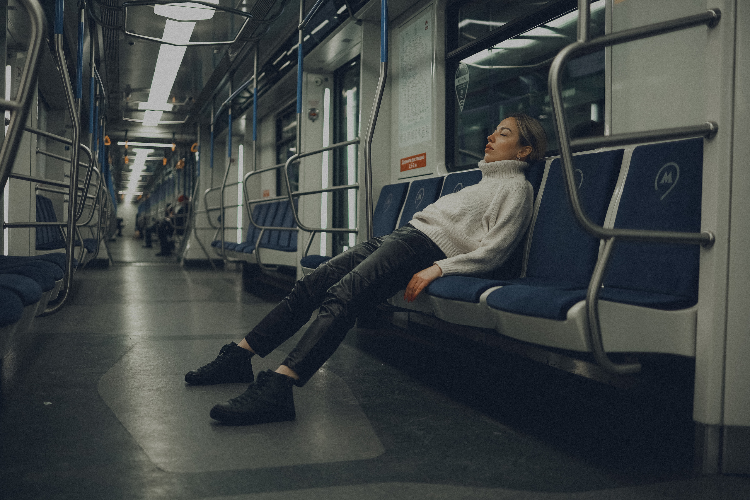 Натали, съемка в метро. Ангелина Богданова, междисциплинарная художница