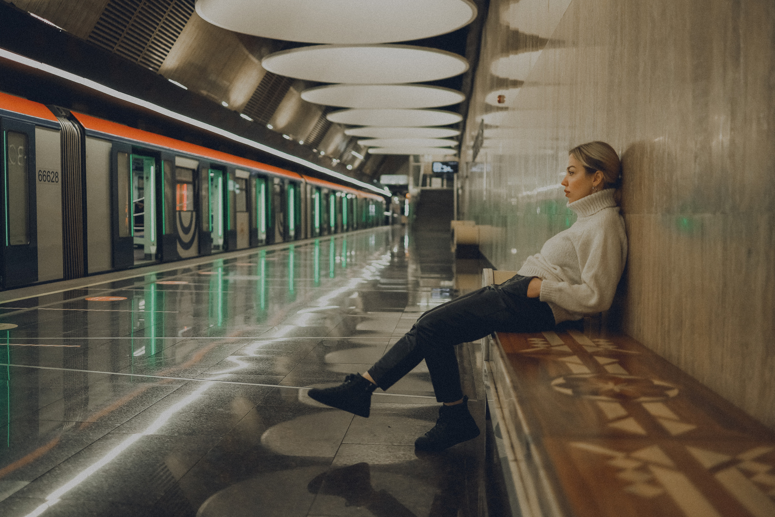 Натали, съемка в метро. Ангелина Богданова, междисциплинарная художница