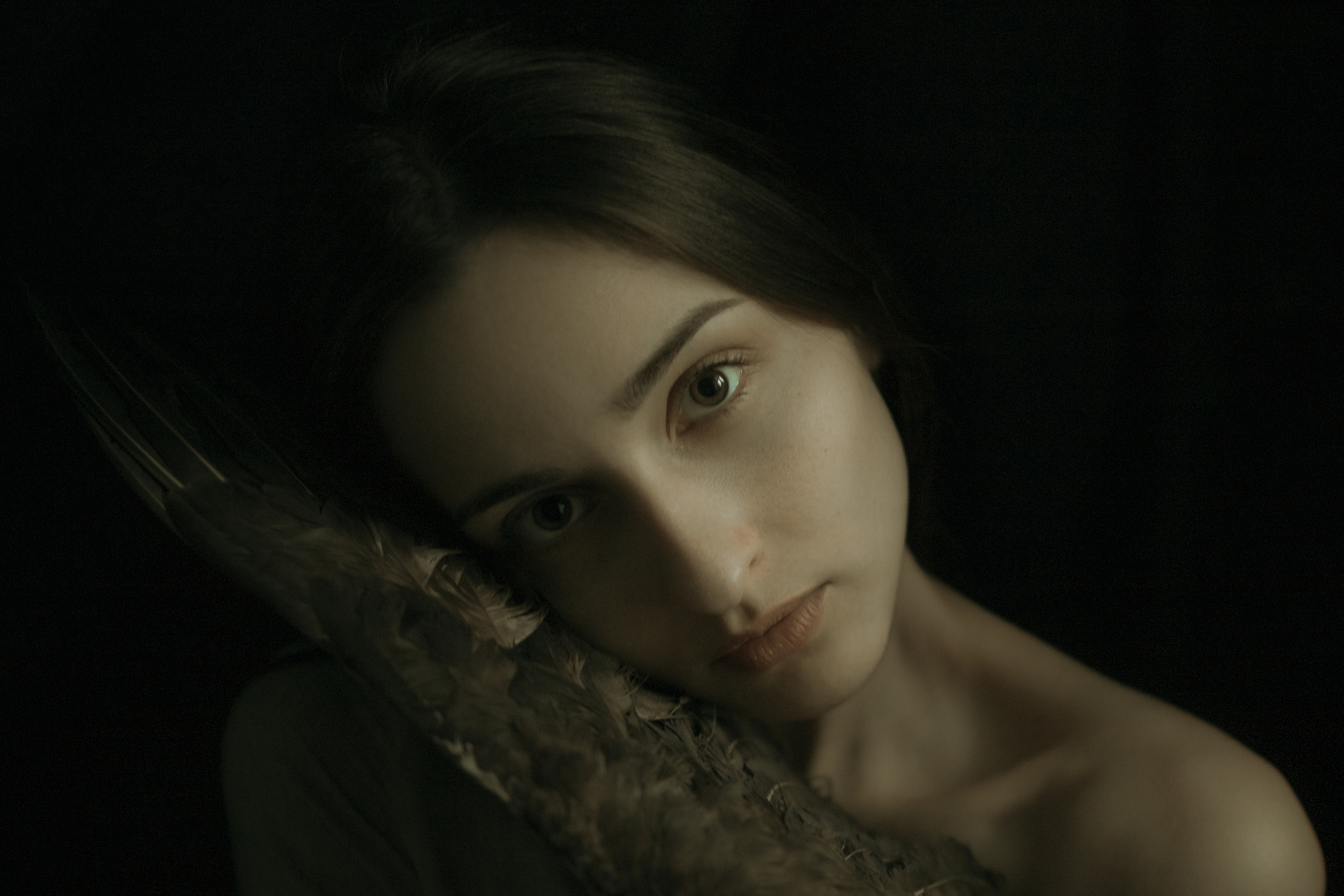 Девушка с соколом. Ангелина Богданова, междисциплинарная художница