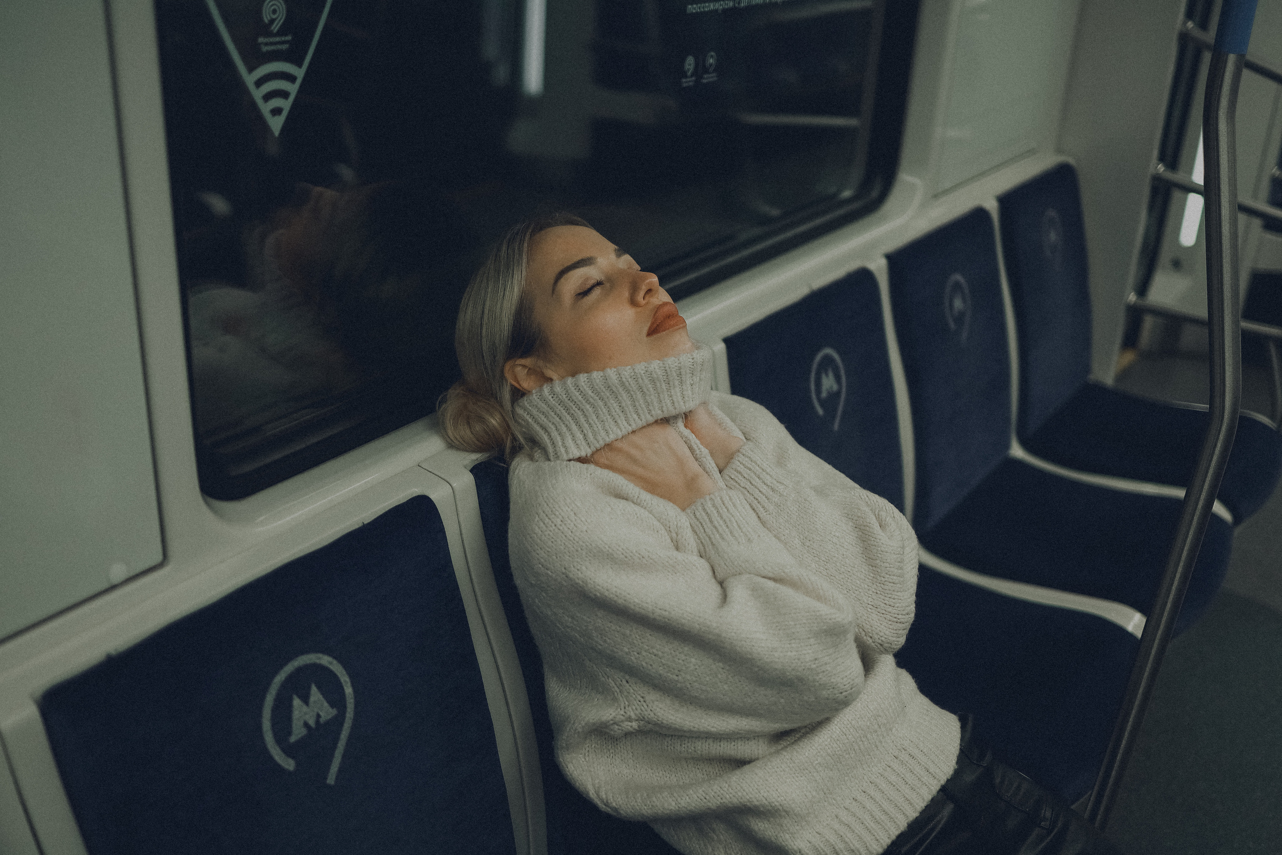 Натали, съемка в метро. Ангелина Богданова, междисциплинарная художница