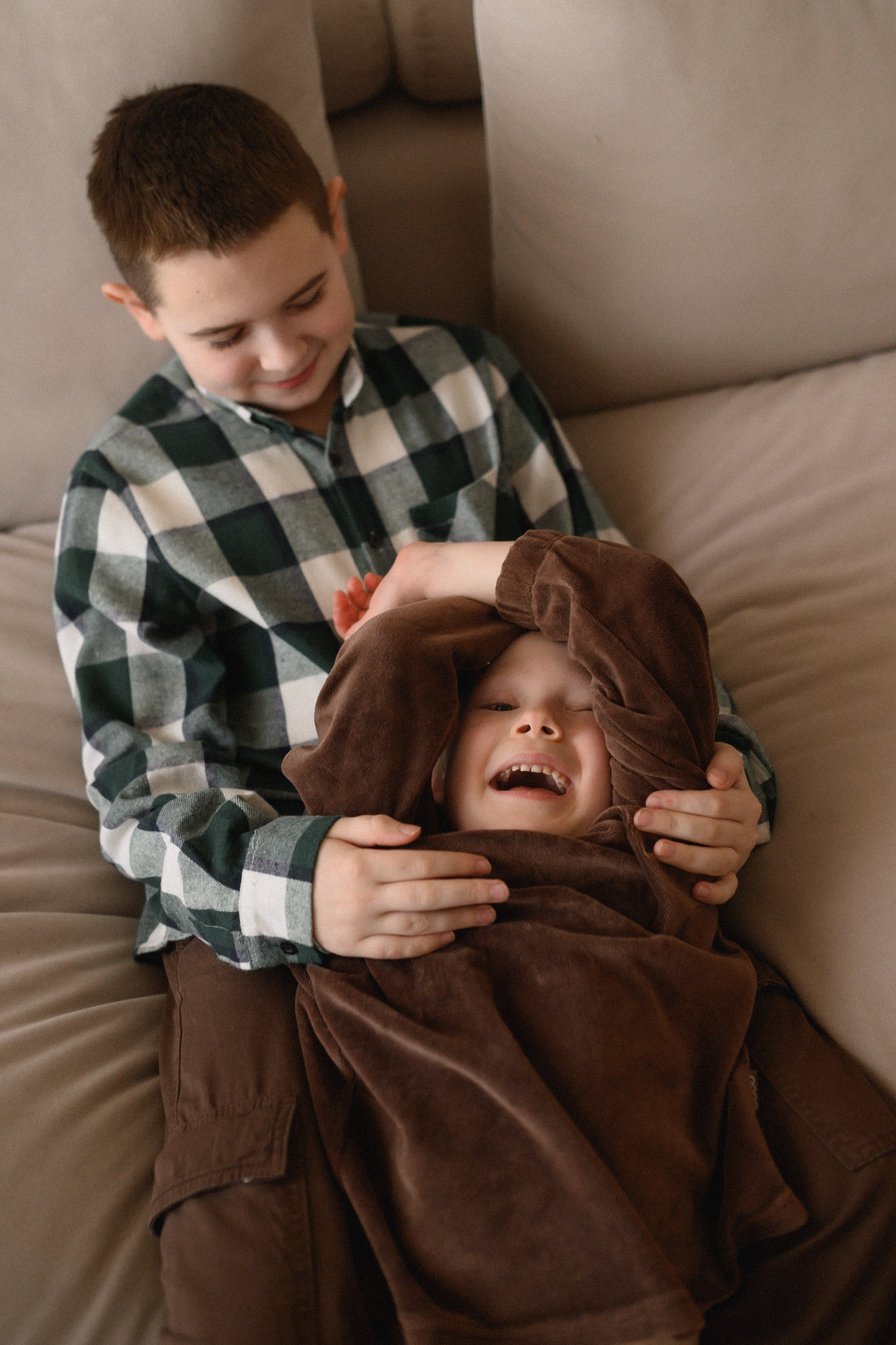 Валентин, Ирина, Евсей, Кира и Агата дома. Семейный и свадебный lifestyle-фотограф в Москве Мария Петрова