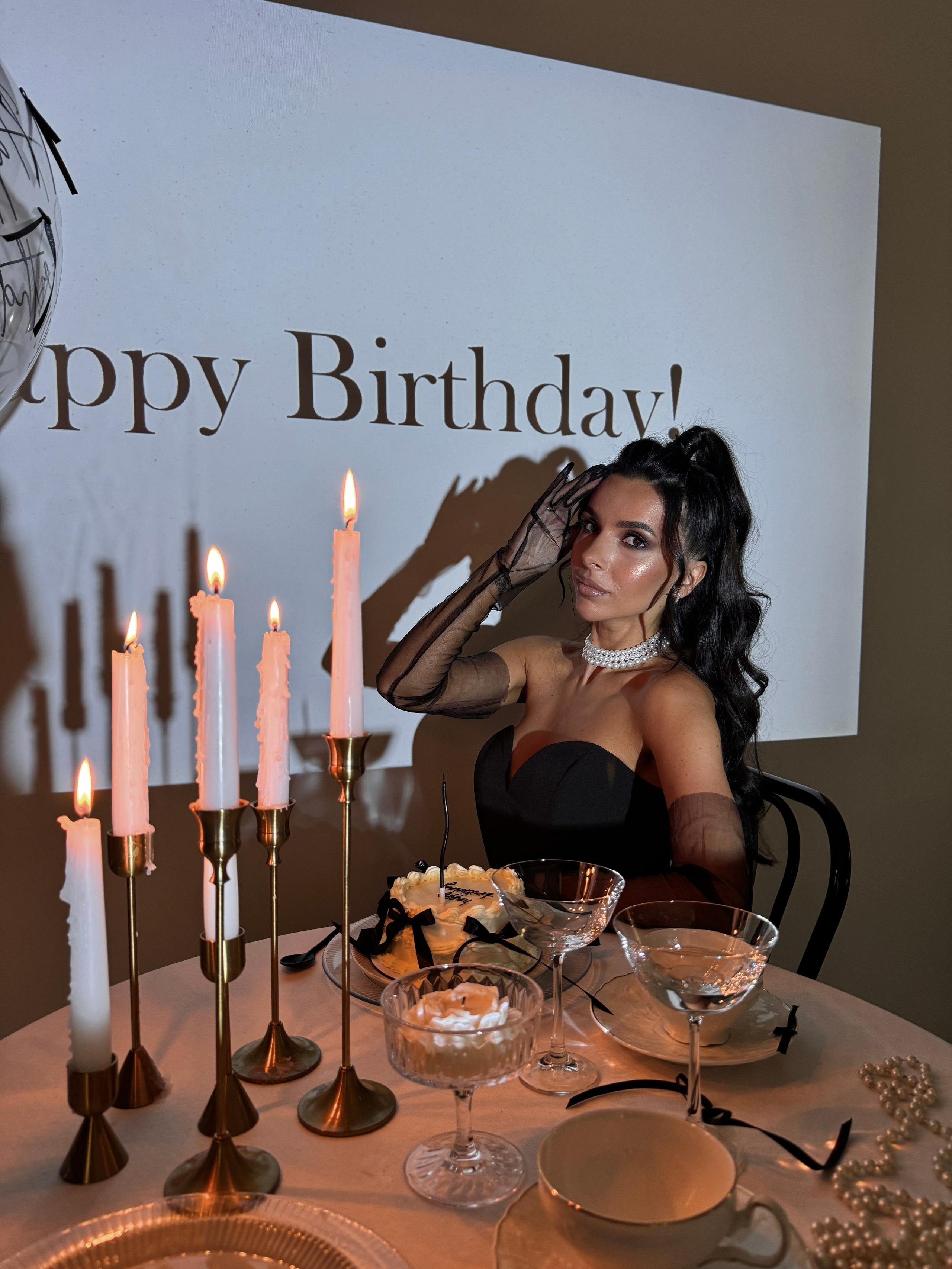 Фотосессия девушки ко дню рождения с проектором и надписью Happy Birthday