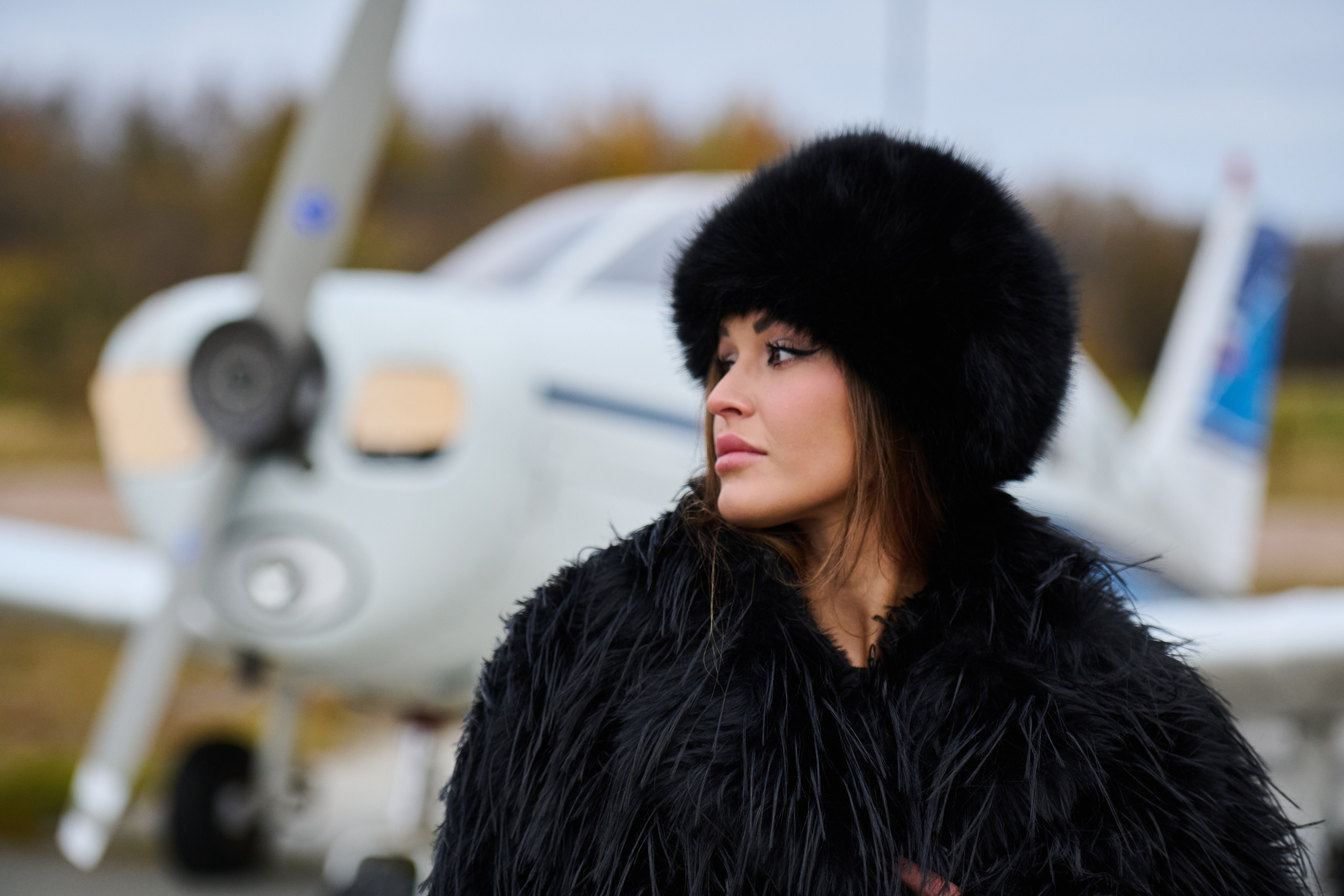 Фотосессия моделей в шубах на аэродроме. Репортажный и семейный фотограф — Шелихов Сергей