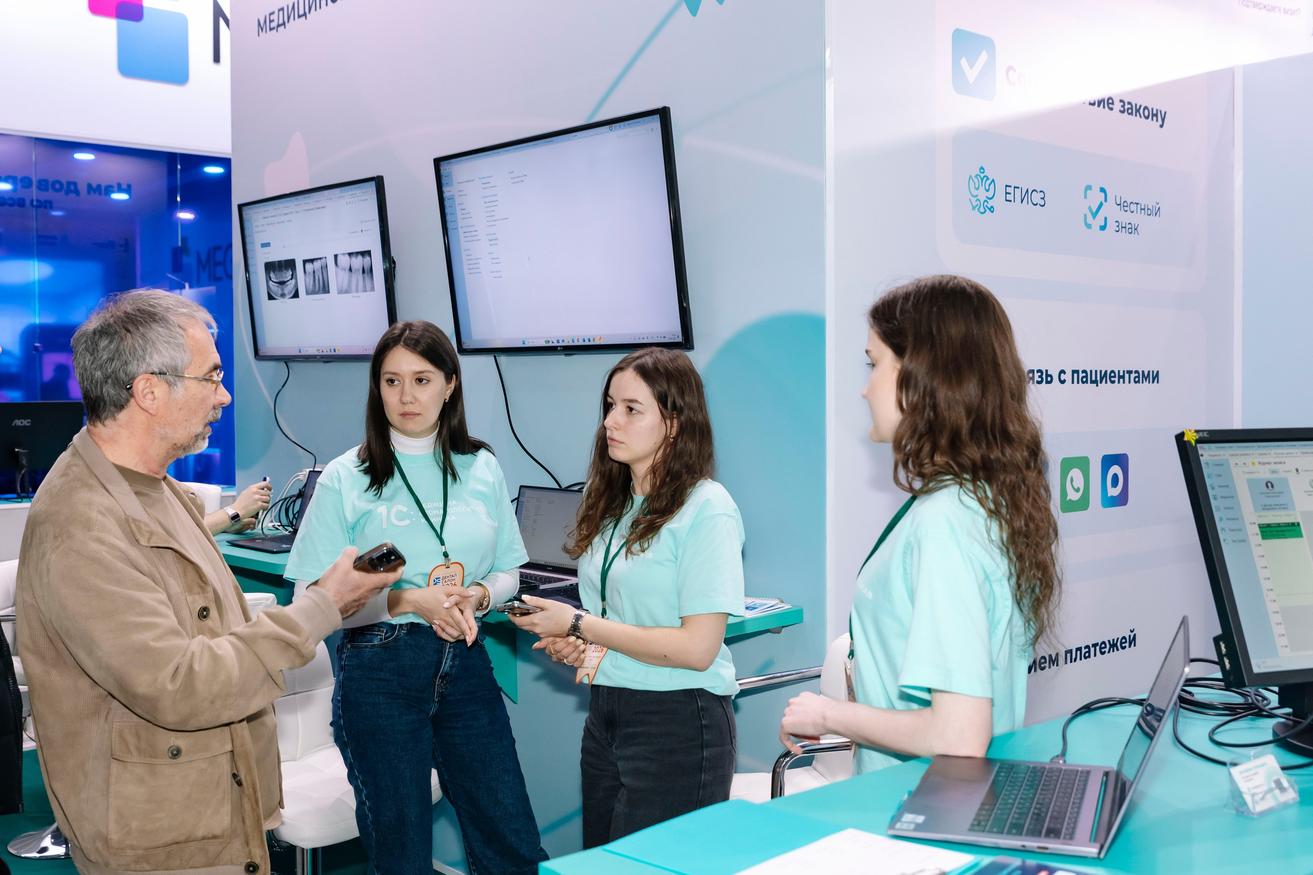 Стоматологическая выставка Dental Salon 2026. Профессиональный фотограф в Москве | Заказать фотосессию и съемку