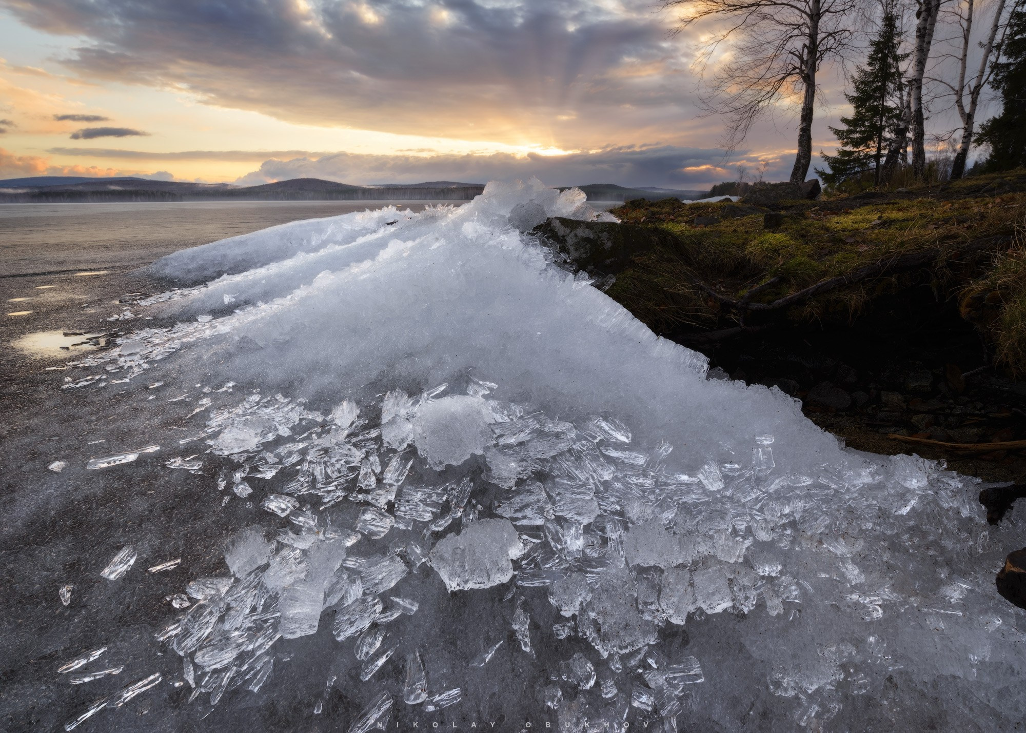 Закатное солнце во время весеннего ледохода на озере в Черноисточинске