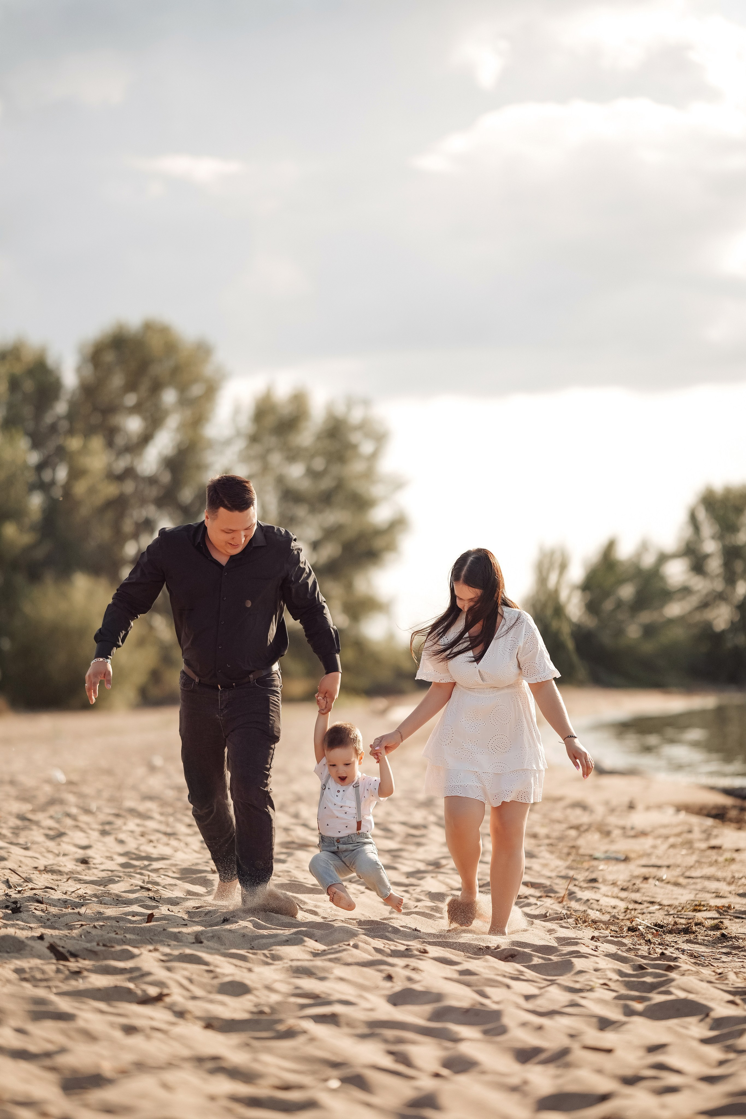Берег Волги семья лето. Семейный и свадебный фотограф в Ульяновске Арина Авдеева