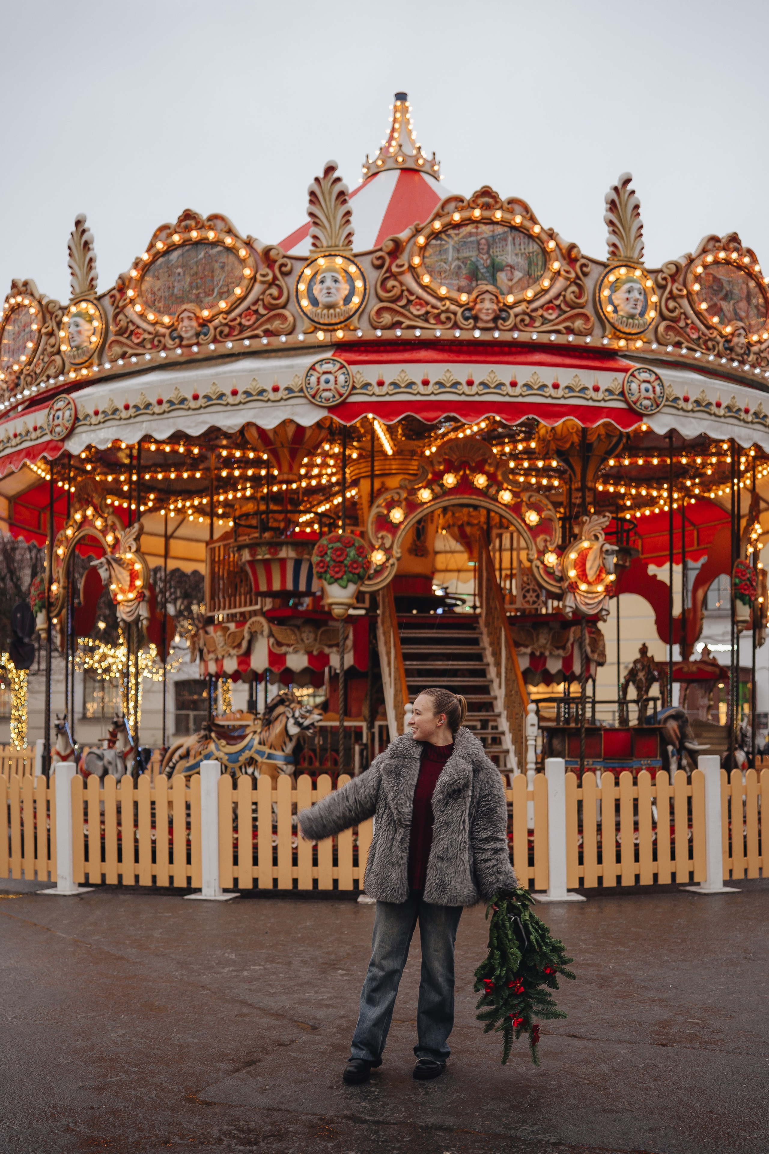 ПРОГУЛКА НА МАНЕЖНОЙ ПЛОЩАДИ ДЛЯ ДЕВУШКИ ПЕРЕД НОВЫМ ГОДОМ (НОВОГОДНЯЯ ФОТОСЕССИИЯ НА МАНЕЖНОЙ ПЛОЩАДИ). Профессиональный фотограф, Санкт-Петербург — Виктория Богомолова