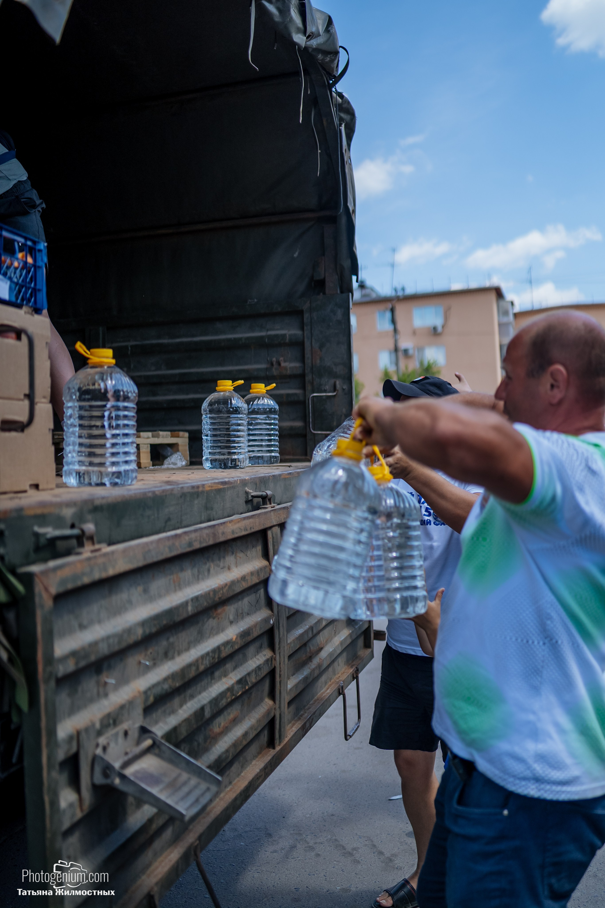 8 июня «Патриоты из Курска» сбор гуманитарной помощи у кинотеатра «Родина». Фотограф Нижний Новгород Татьяна Кейод