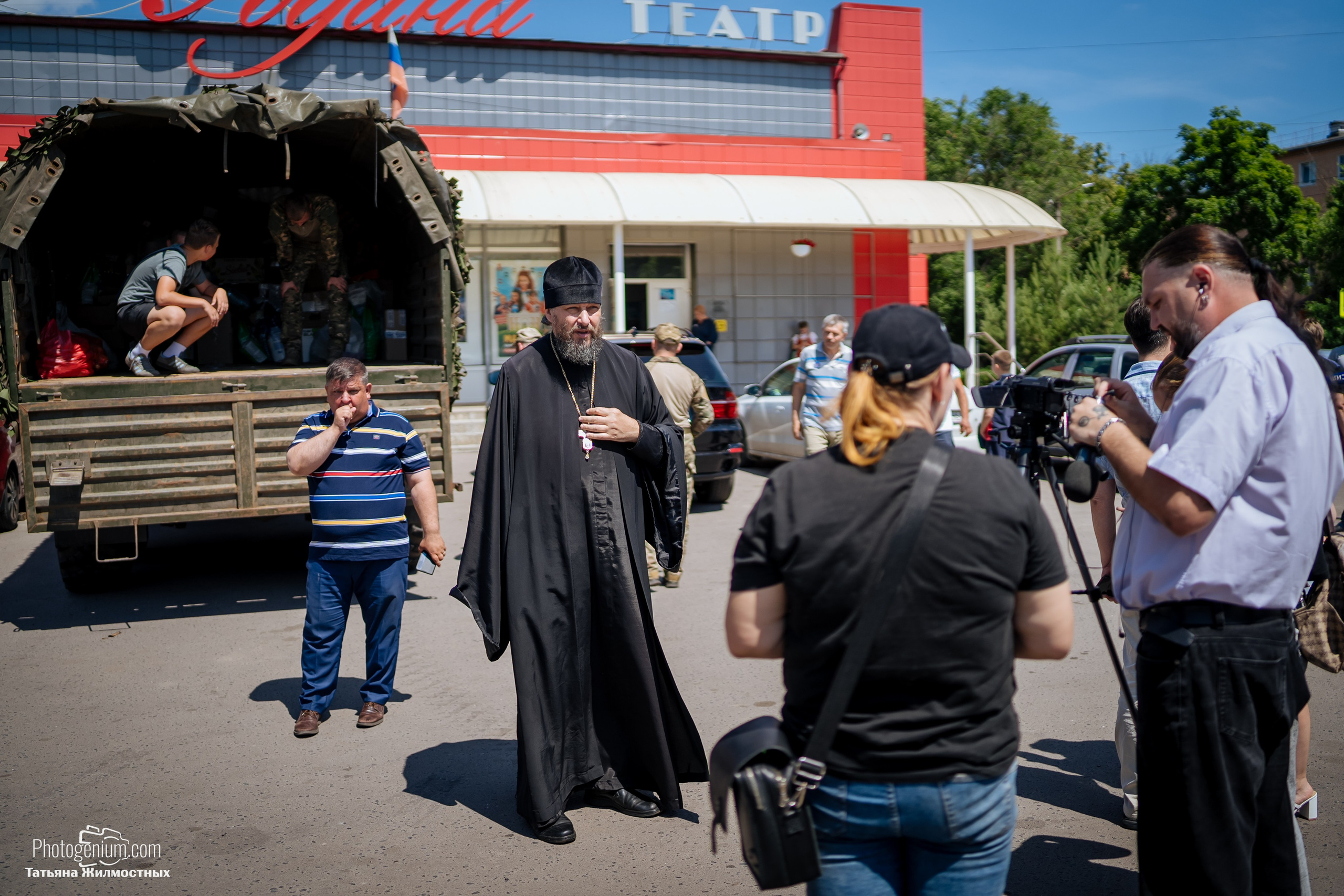 8 июня «Патриоты из Курска» сбор гуманитарной помощи у кинотеатра «Родина». Фотограф Нижний Новгород Татьяна Кейод