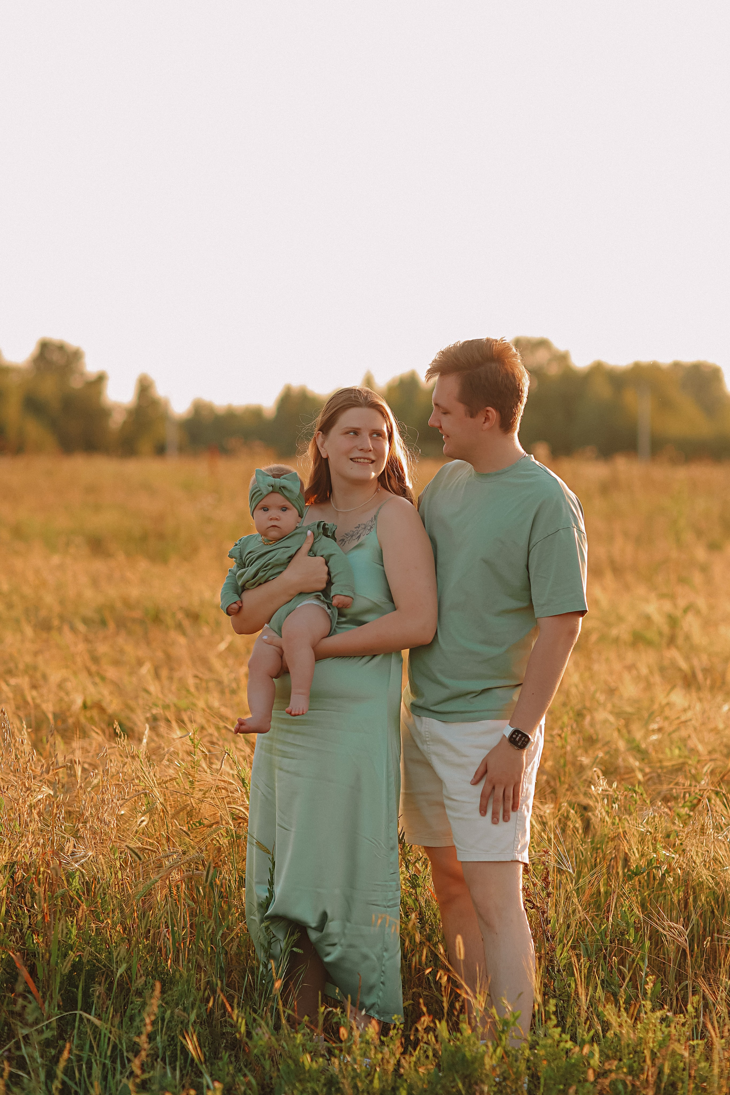 Закатное поле семейная. Семейный фотограф Тюмень, фотограф на роды Салмина Мария