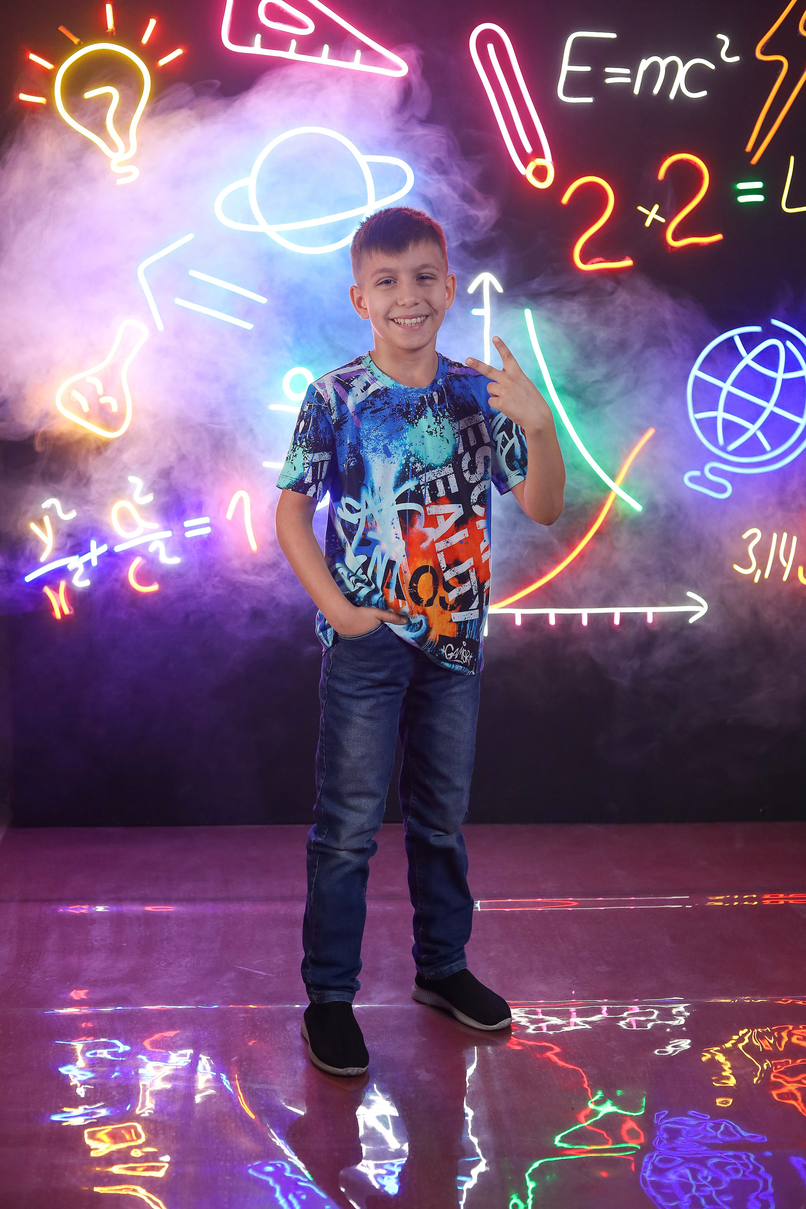 Выпускной альбом "Неон". Выпускные альбомы в Тюмени для школ, садов, вузов спортивных секций