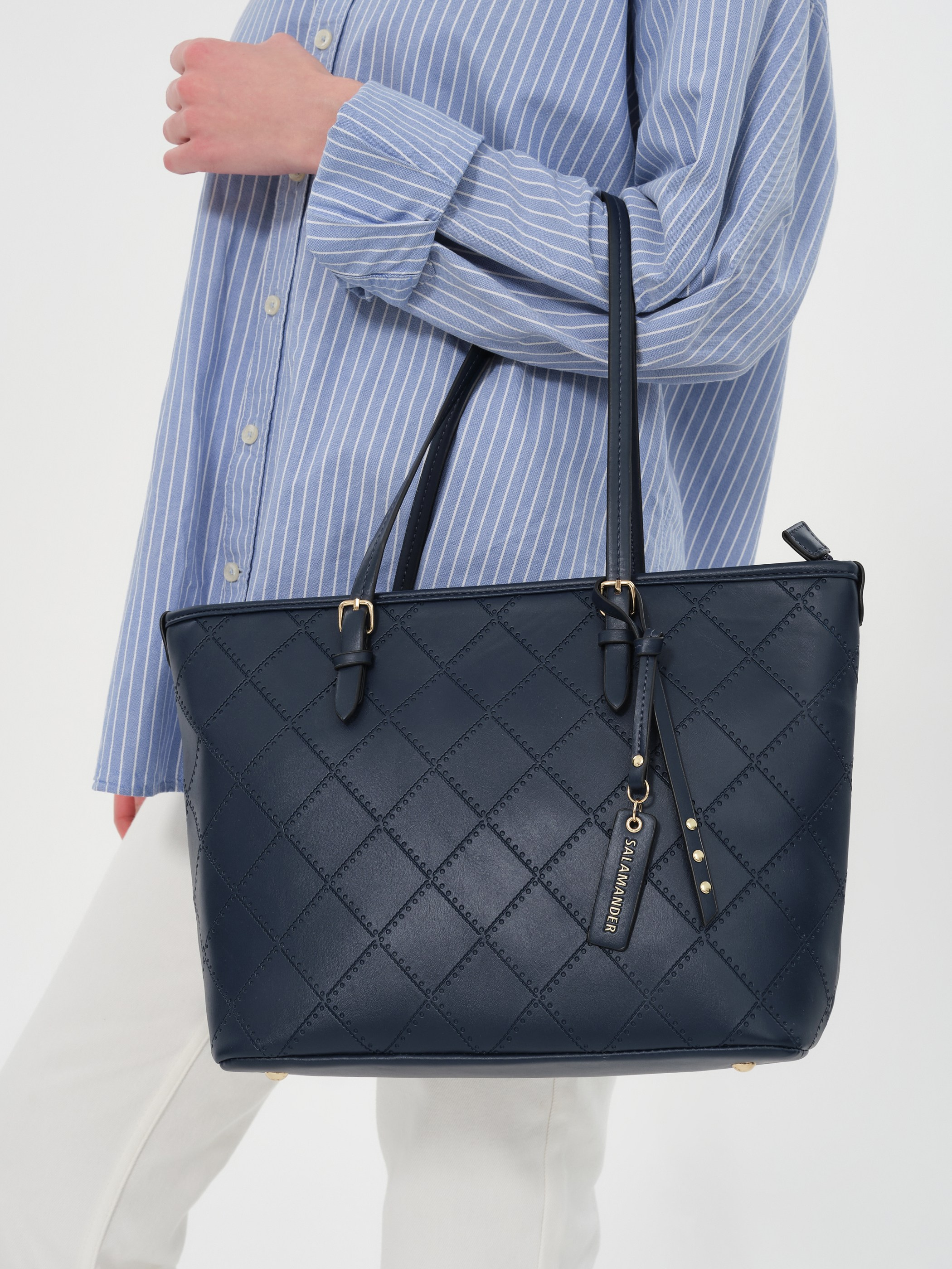 Каталожная съёмка женской сумки крупным планом