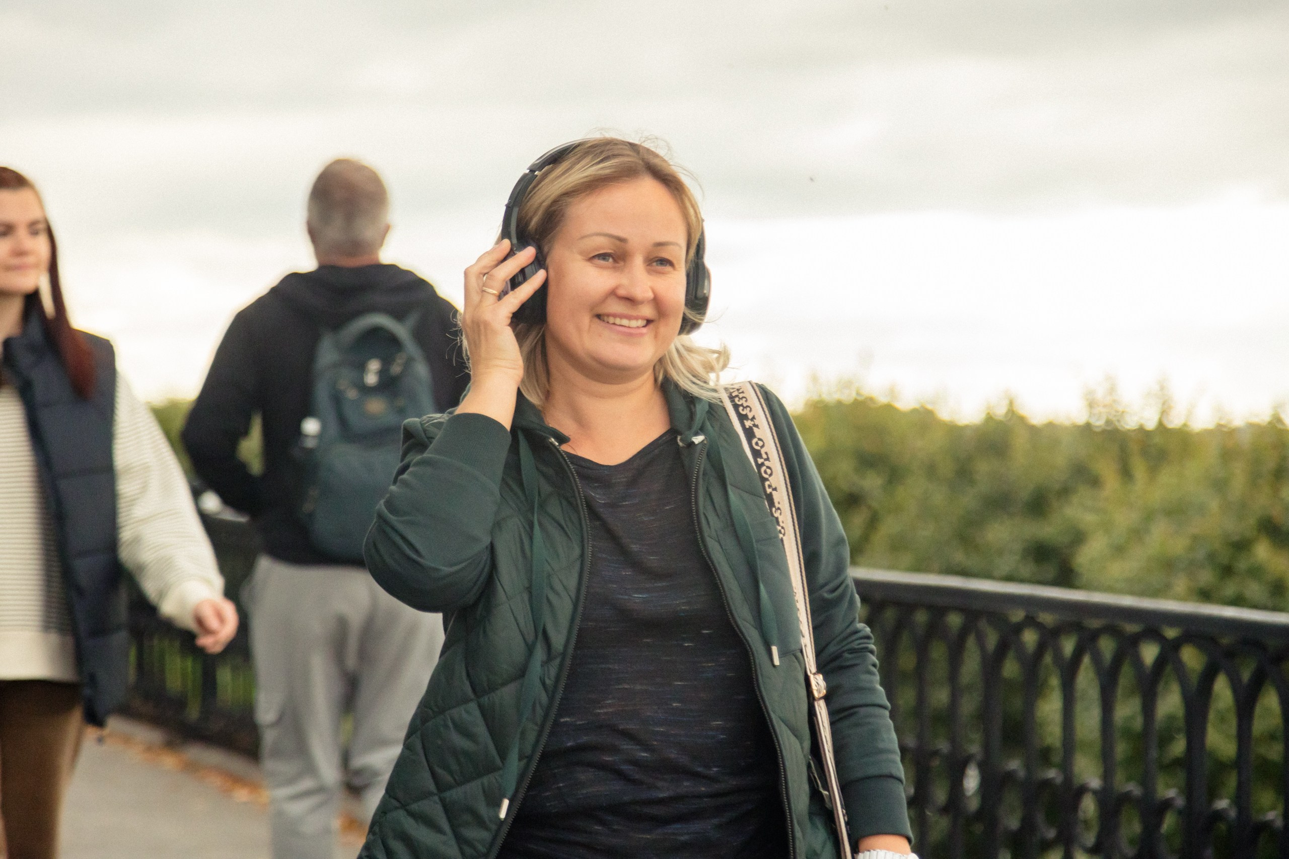 Экскурсия. На каждом снимке всегда два человека: фотограф и зритель