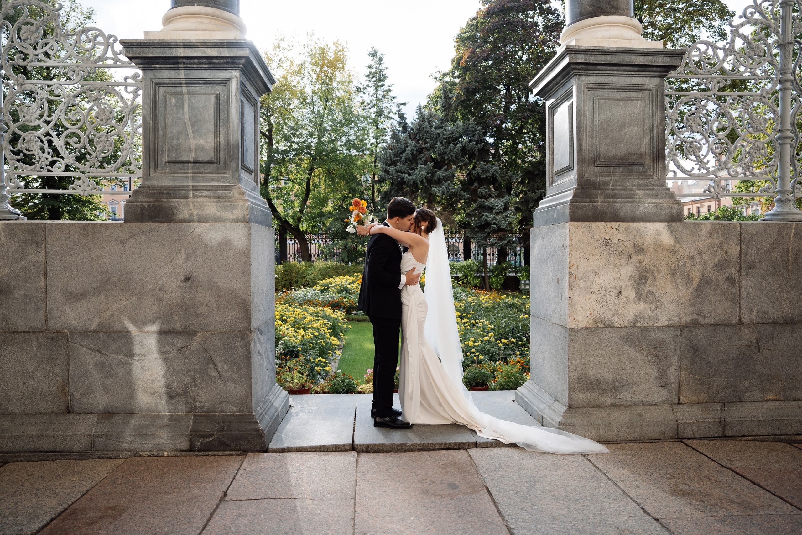 Оранжевая свадьба в гребешках. Свадебный фотограф организатор в Санкт-Петербурге Ассоль Опарина