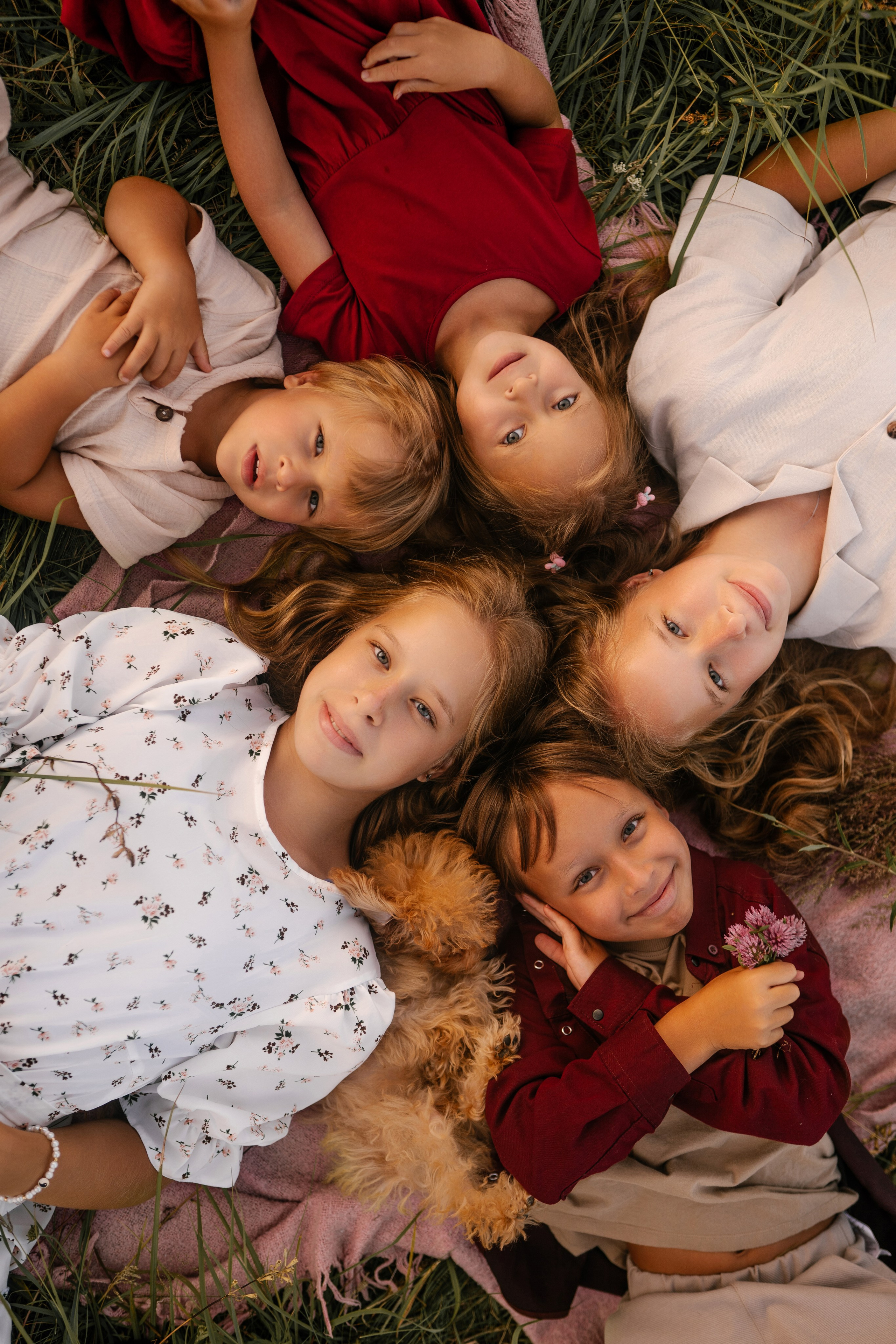 Фотосессия большой семьи в поле