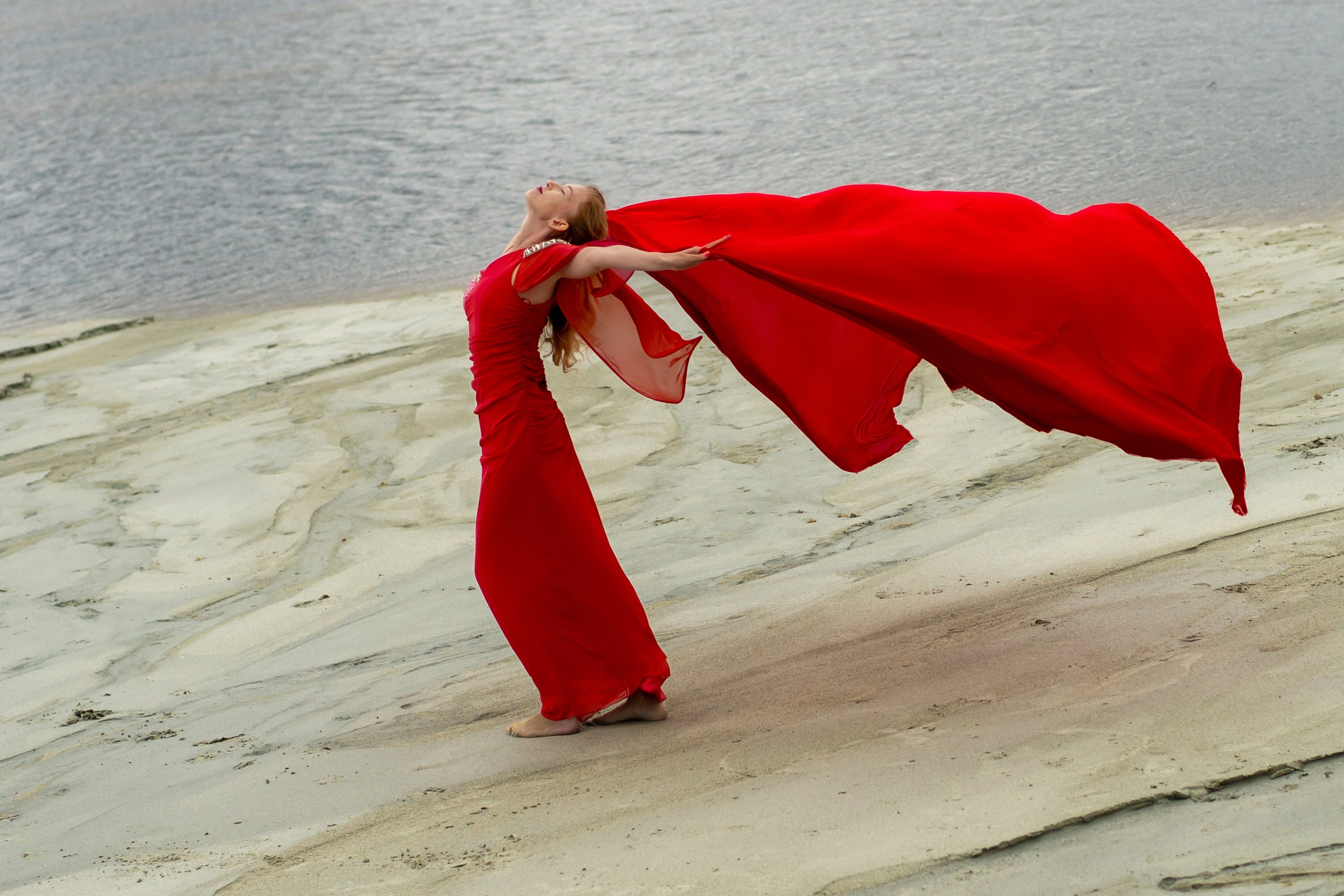 Девушка в красном атмосферная, творческая фотосессия на Березовских песках Екатеринбург. Автор фотограф: Додров. Ph: dodrov. 