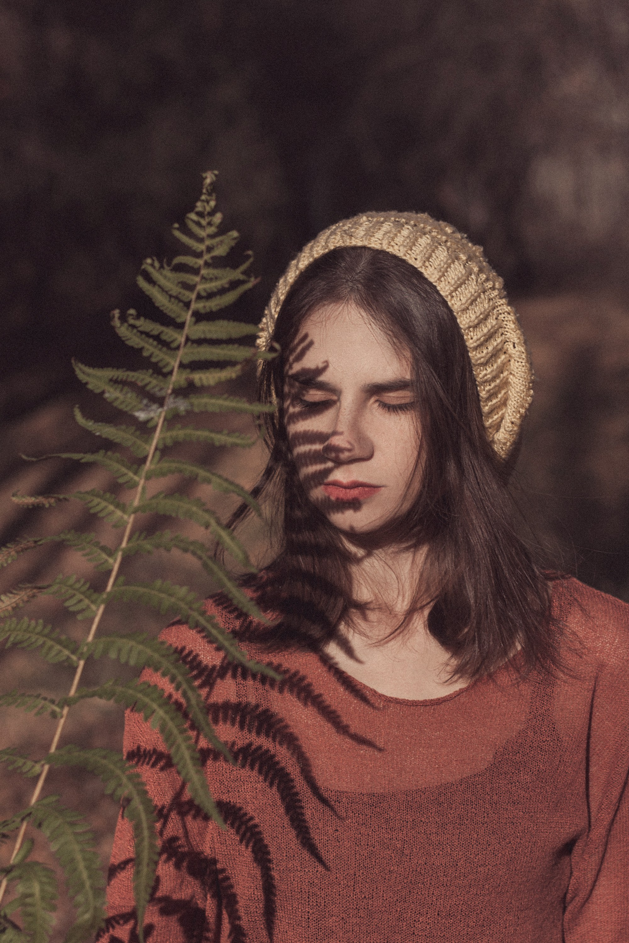 Ксения и папоротник / Ак-Кайын. Фотограф Наталья Гончарова. Снимаю живые портреты в Алматы